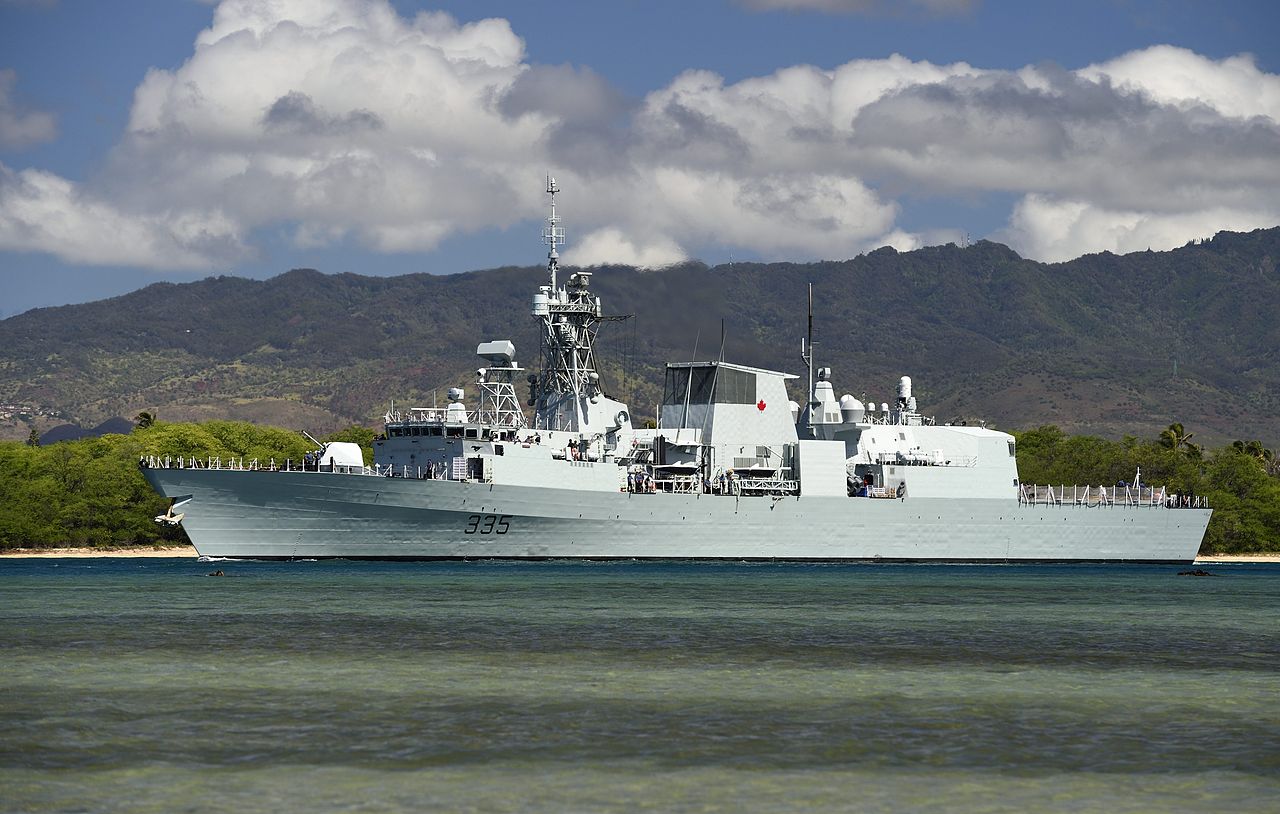 HMCS Calgary (classe Halifax) in rada a Pearl Harbor. Fonte: US Navy