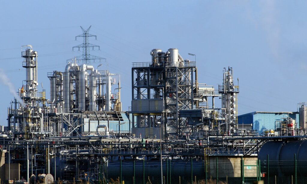 Gli attacchi alle industrie dell'olio e del gas sempre più diffusi.