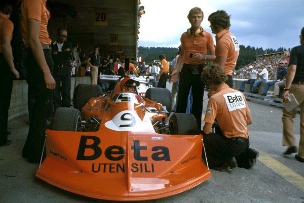 RED BULL RING, AUSTRIA - AUGUST 17: Vittorio Brambilla, March 751 Ford, with Max Mosley in the pits during the Austrian GP at Red Bull Ring on August 17, 1975 in Red Bull Ring, Austria. (Photo by Ercole Colombo / Studio Colombo)