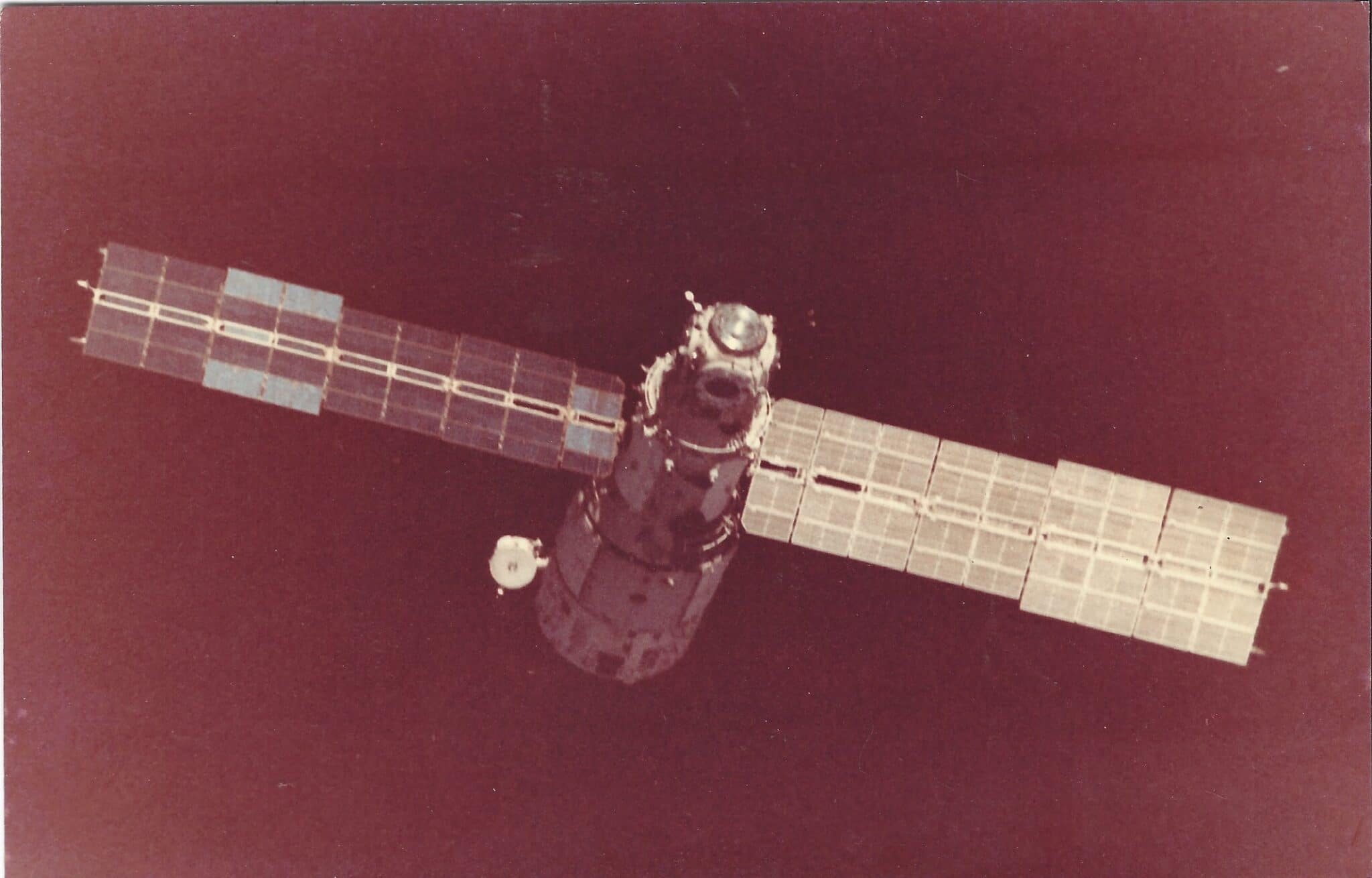 Il primo modulo della Mir in orbita. Credits: Roscomos