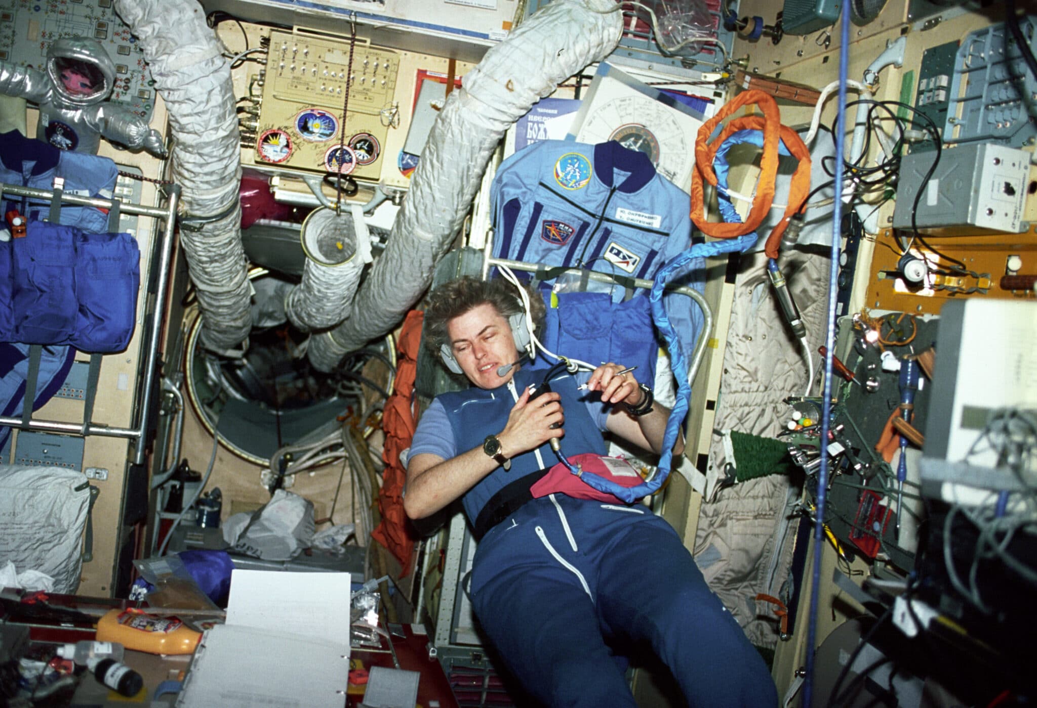L'astronauta NASA Shannon W. Lucid all'interno della Mir nel 1996. Credits: NASA