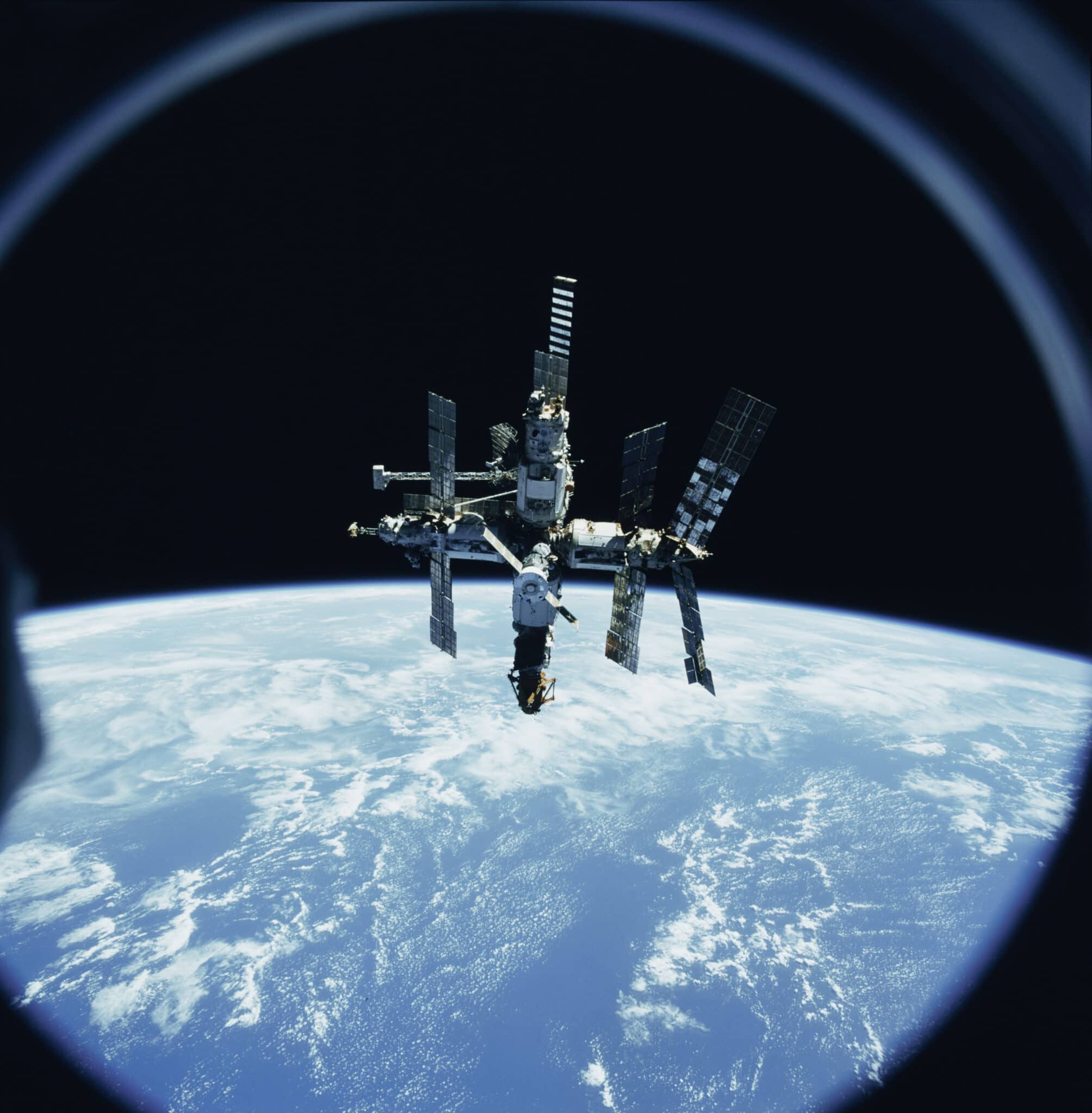 La Mir vista dallo Space Shuttle Discovery, nel 1998. Credits: NASA