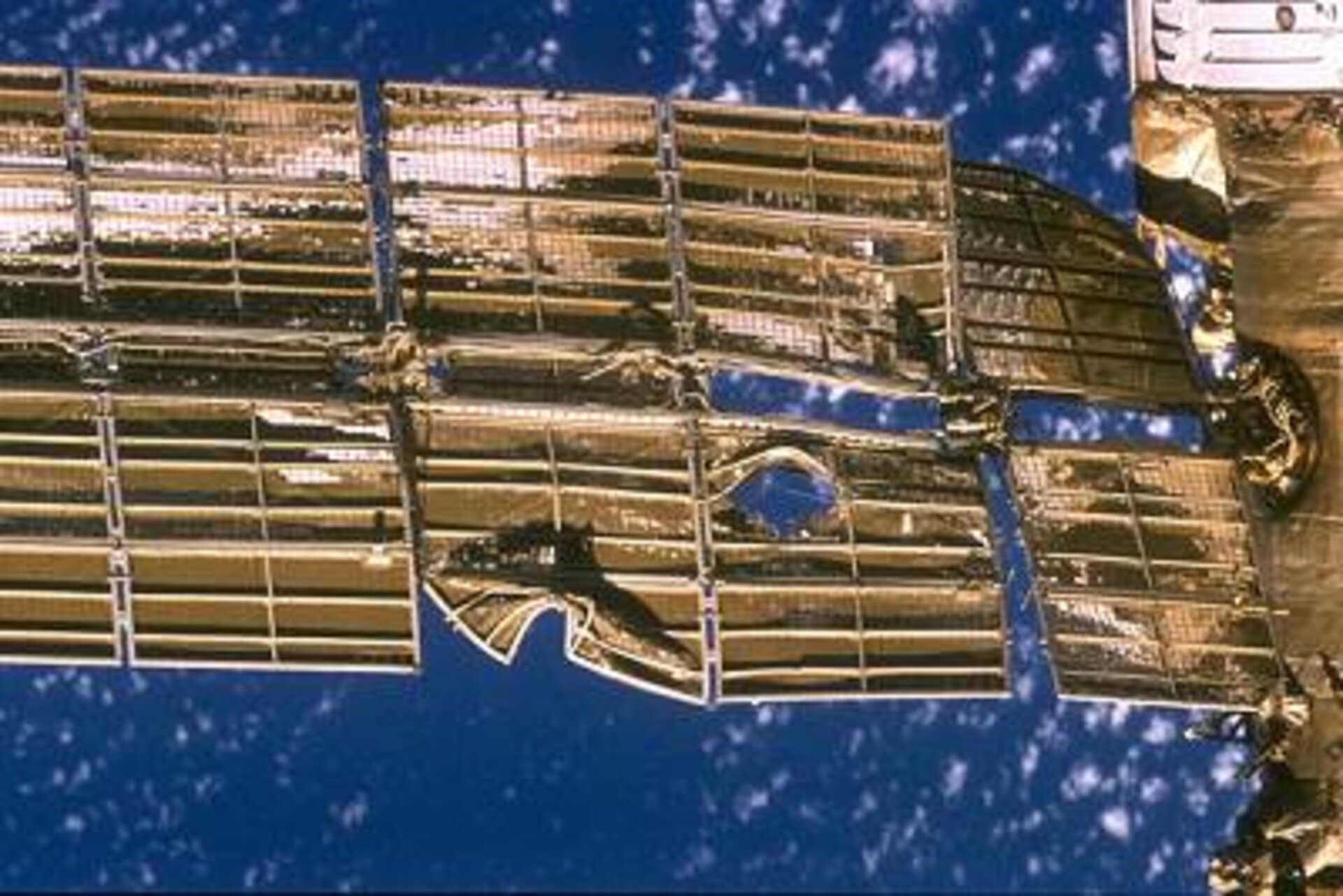 Pannelli solari del modulo Spektr gravemente danneggiati dalla navicella Progress M-34. Credits: ESA
