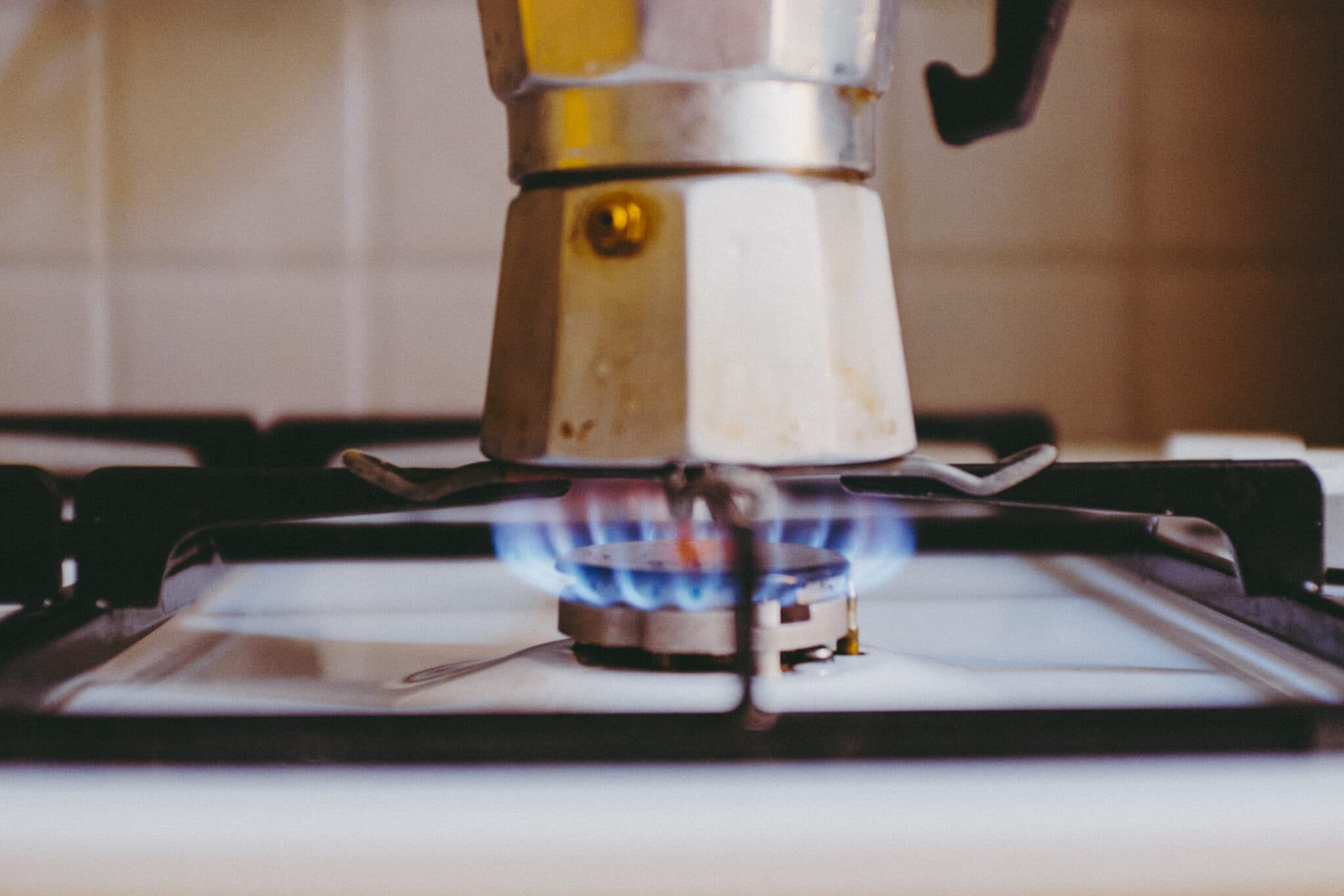 particolare: moka sul fornello di casa