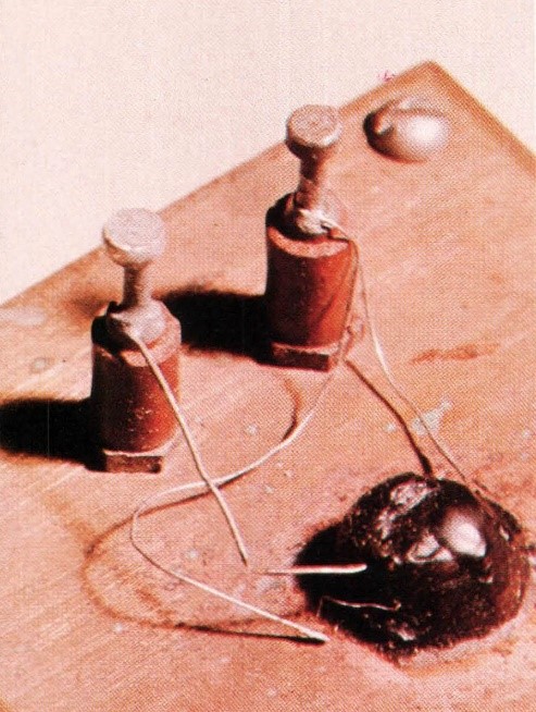 Il primo transistor a giunzione. Credits: www.autodesk.com