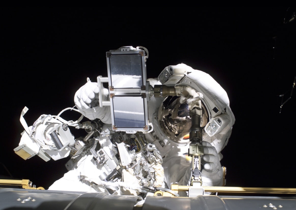 L’astronauta Thomas Reiter all’esterno della ISS impegnato in un’attività extraveicolare.Credits: NASA/ESA
