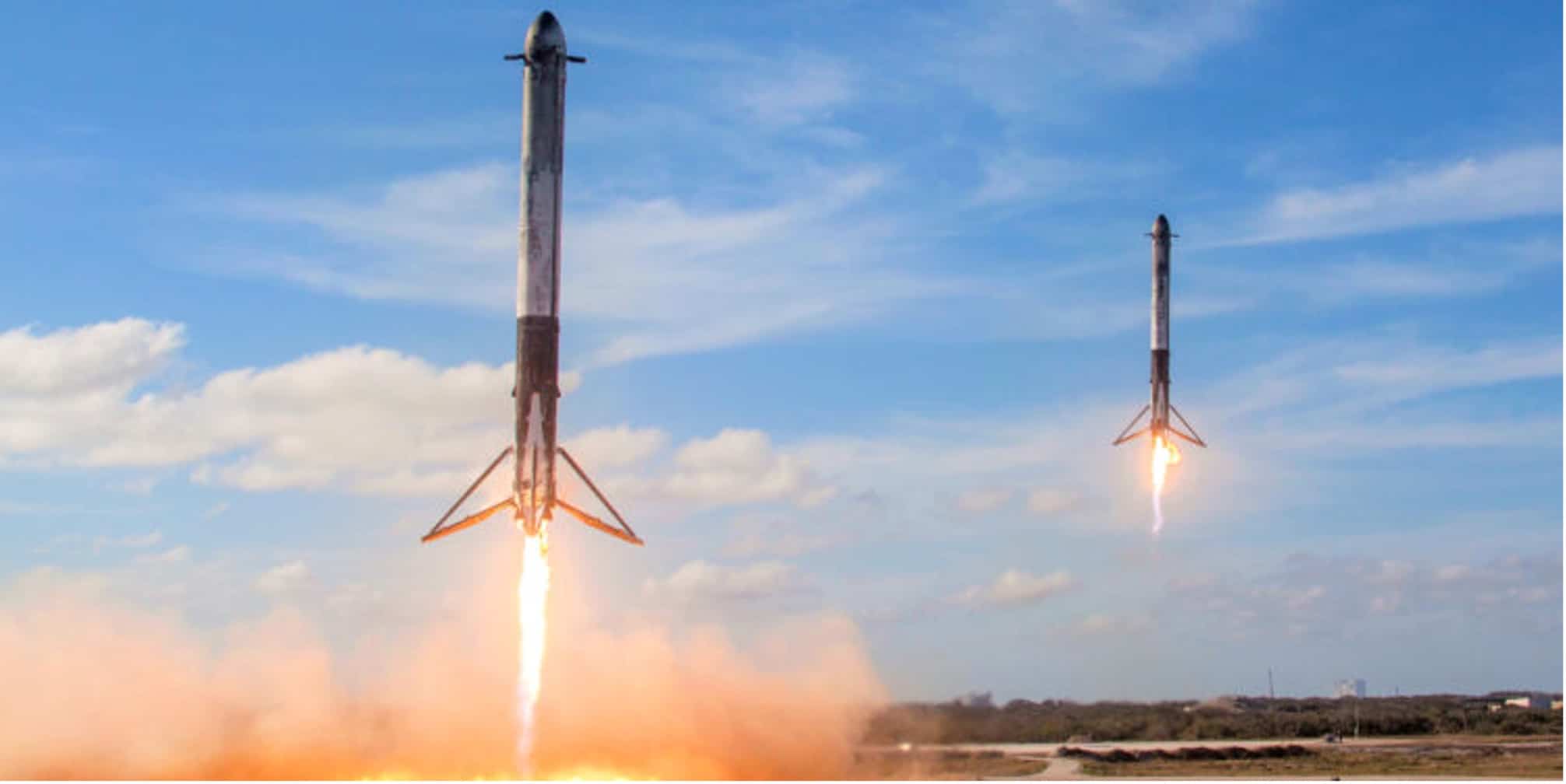 . Uno scatto del rientro dei due booster laterali del Falcon Heavy. Credits: SpaceX