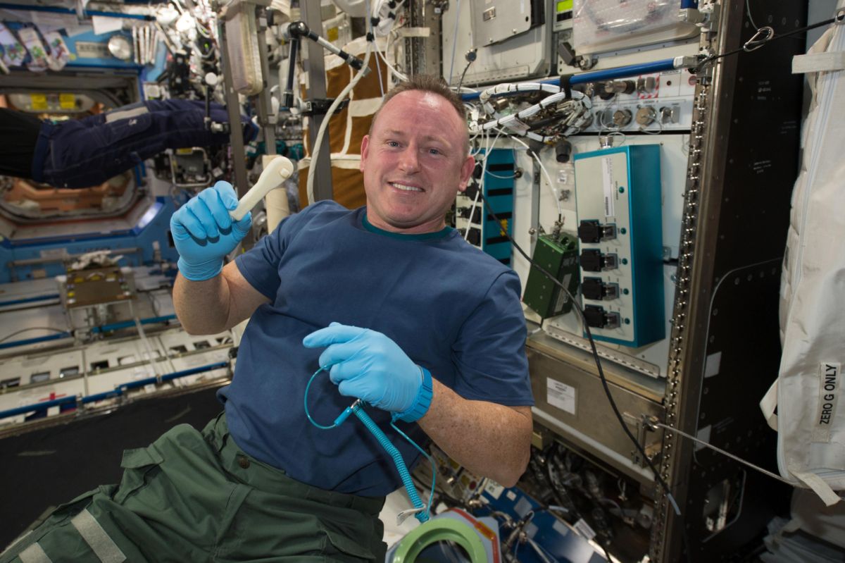 Il comandante Butch Wilmore solleva il cricchetto dopo averlo rimosso dal vassoio di stampa. Credits: NASA