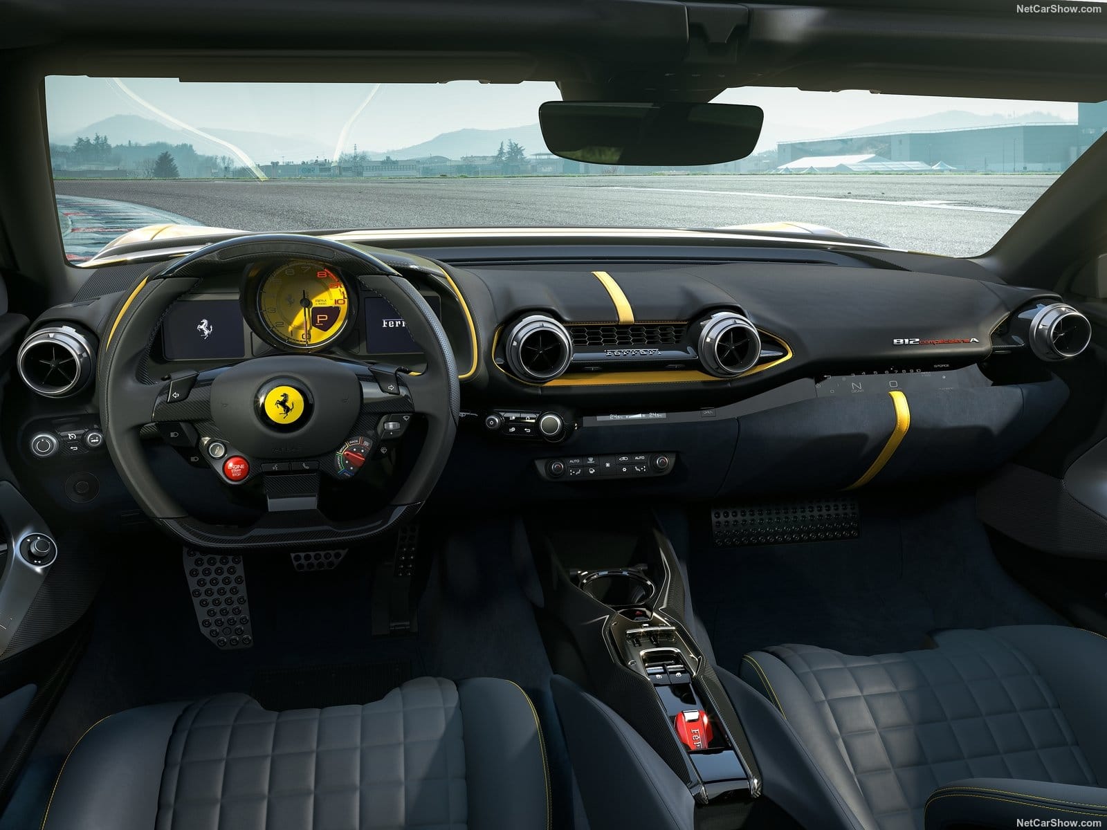 Gli interni della Ferrari 812 Competizione