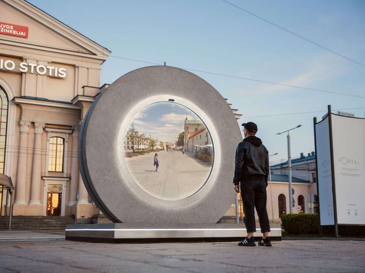 Lituania e Polonia hanno creato un portale che collega le persone - Lituania e Polonia hanno creato un portale che collega le persone. PH: theverge.com