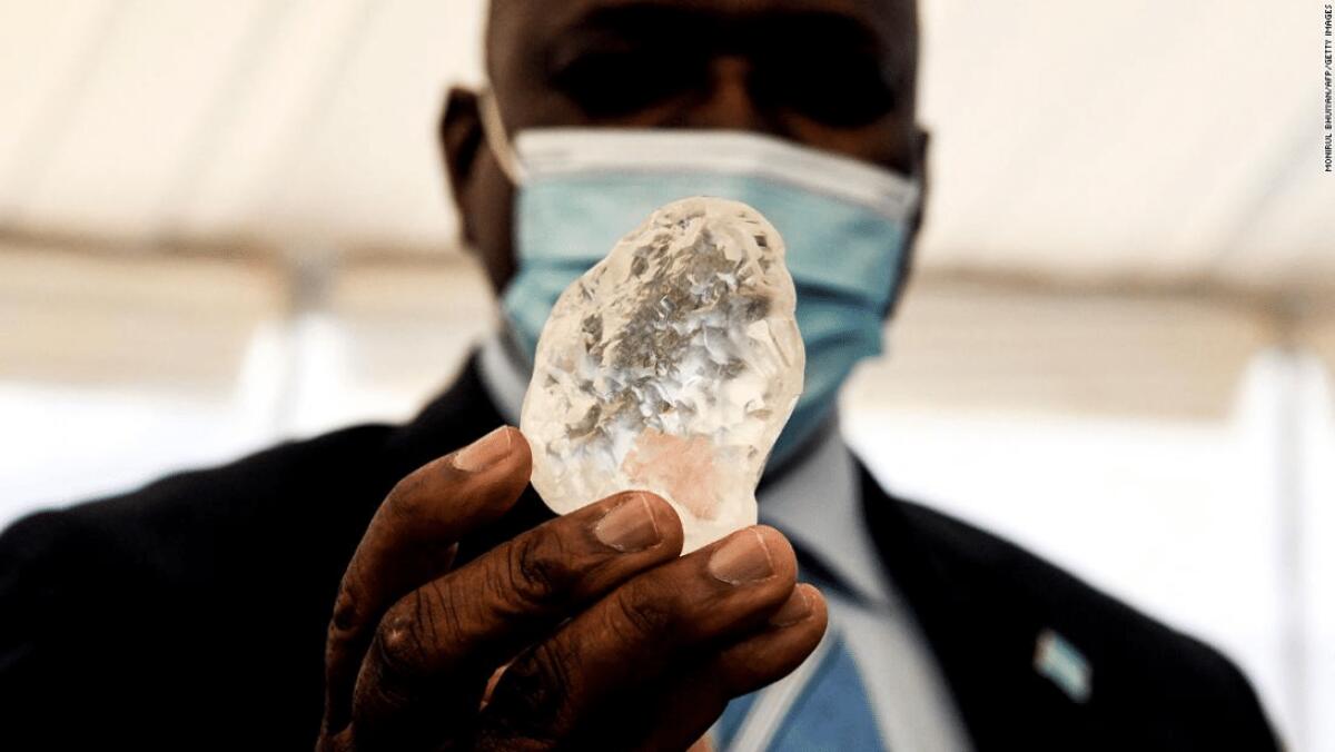 Botswana: portato alla luce un diamante da 1098 carati, il terzo al mondo - 