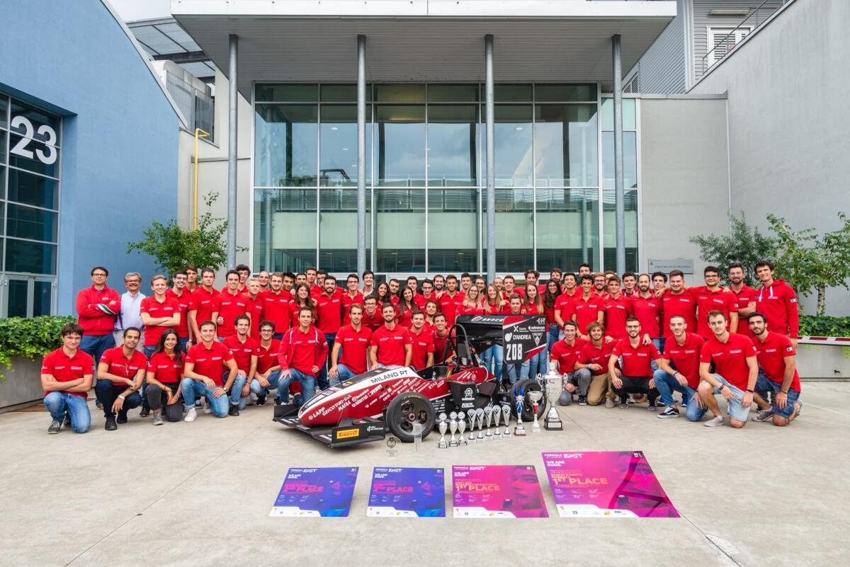 La “mini” Formula 1 del Politecnico di Milano: il team Dynamis - Foto di squadra davanti al Dipartimento di Meccanica del Politecnico di Milano, dove ha sede il team.