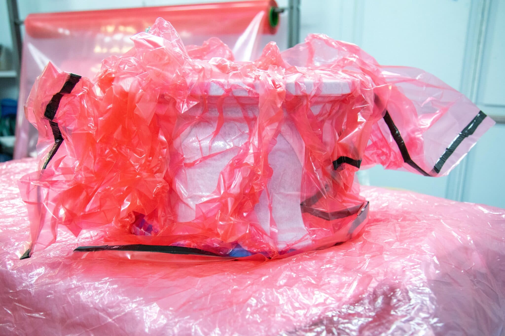 Lo stampo completamente laminato, preparato nel sacco sottovuoto, pronto per essere portato in cottura in autoclave stampo