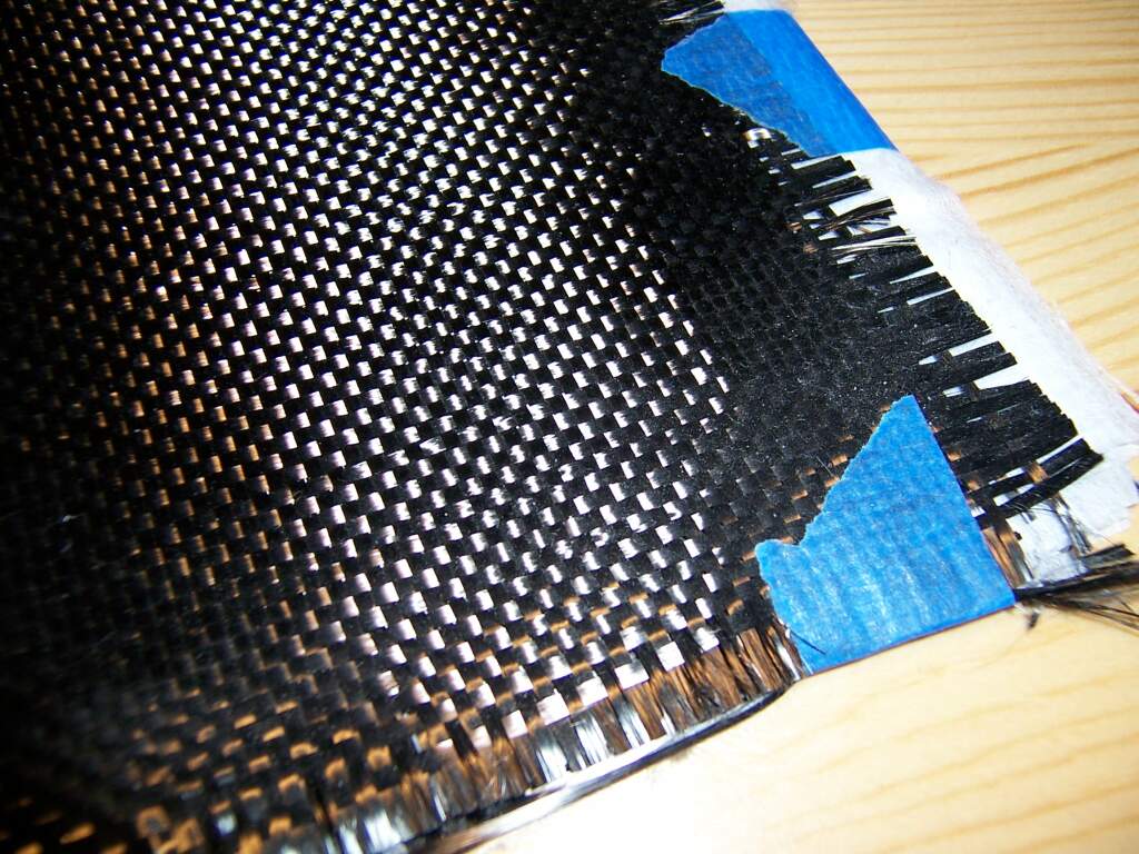 La fibra di carbonio viene utilizzata come fibra di rinforzo nei materiali compositi avanzati. I materiali compositi sono considerati anisotropi, ovvero le proprietà del materiale non sono le stesse in tutte le direzioni. Materiali più tradizionali come l