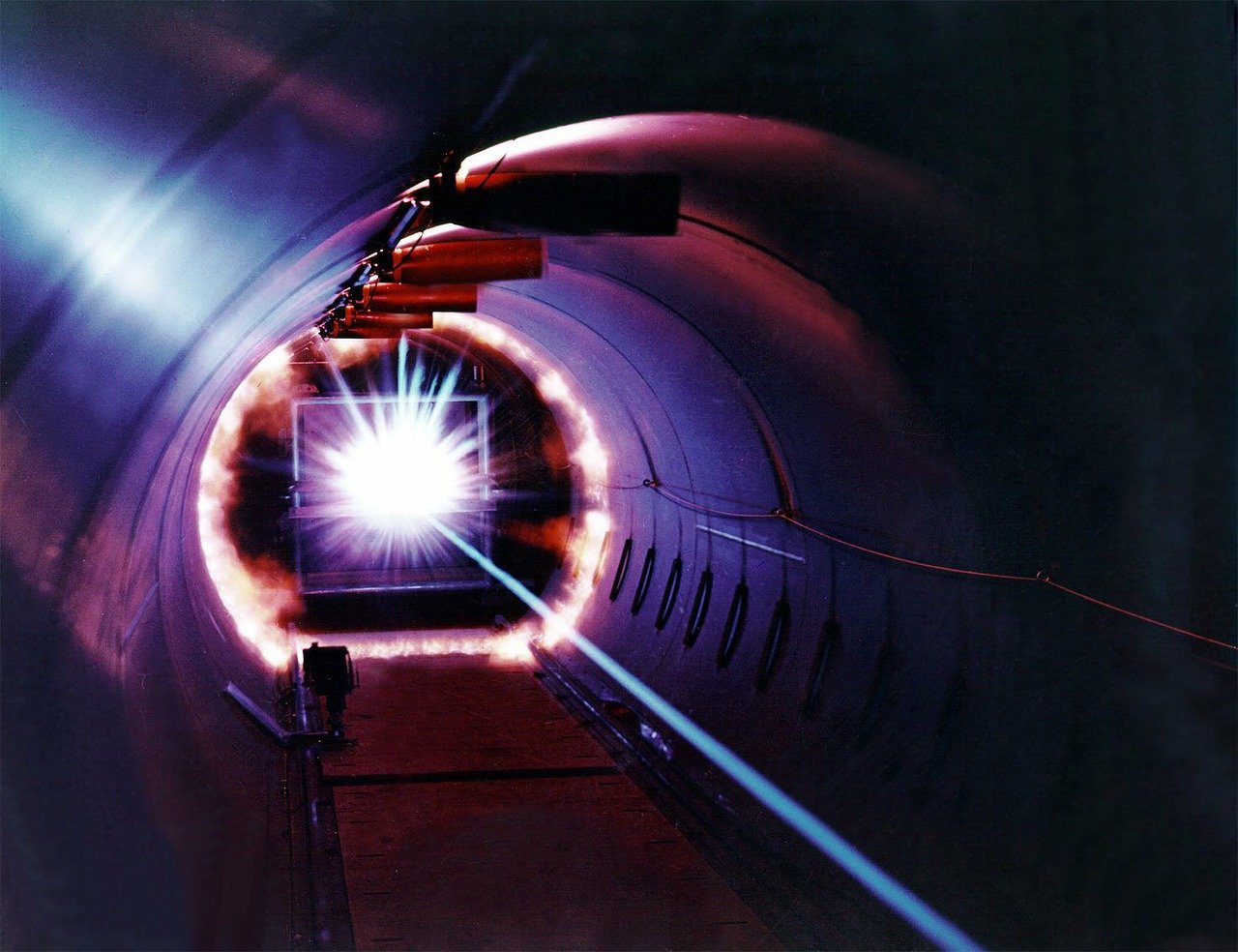 Luce laser e specchi costituiscono il sistema di feedback al LIGO