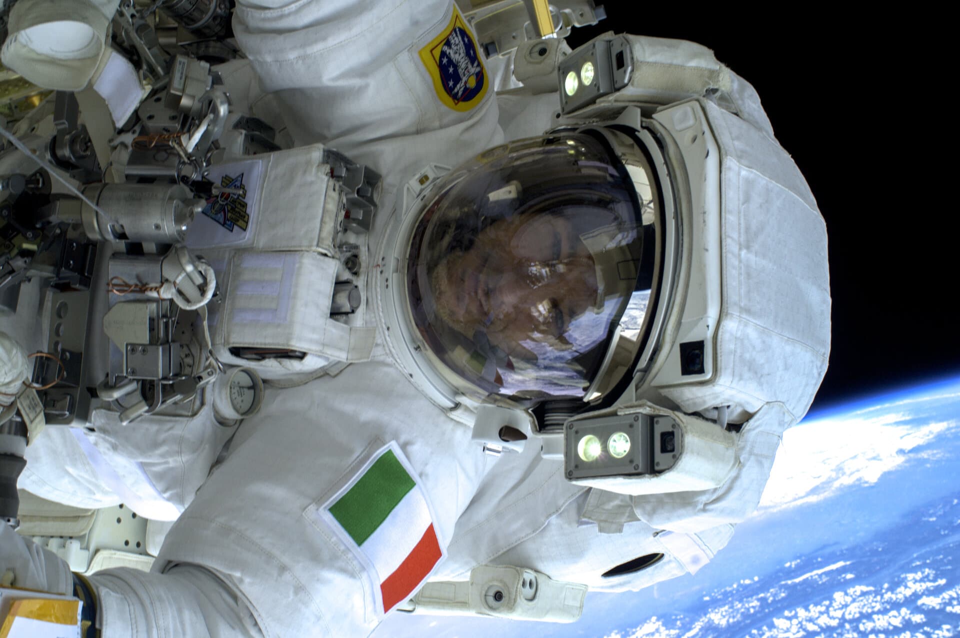 Luca Parmitano durante una passeggiata spaziale. Credits: Esa
