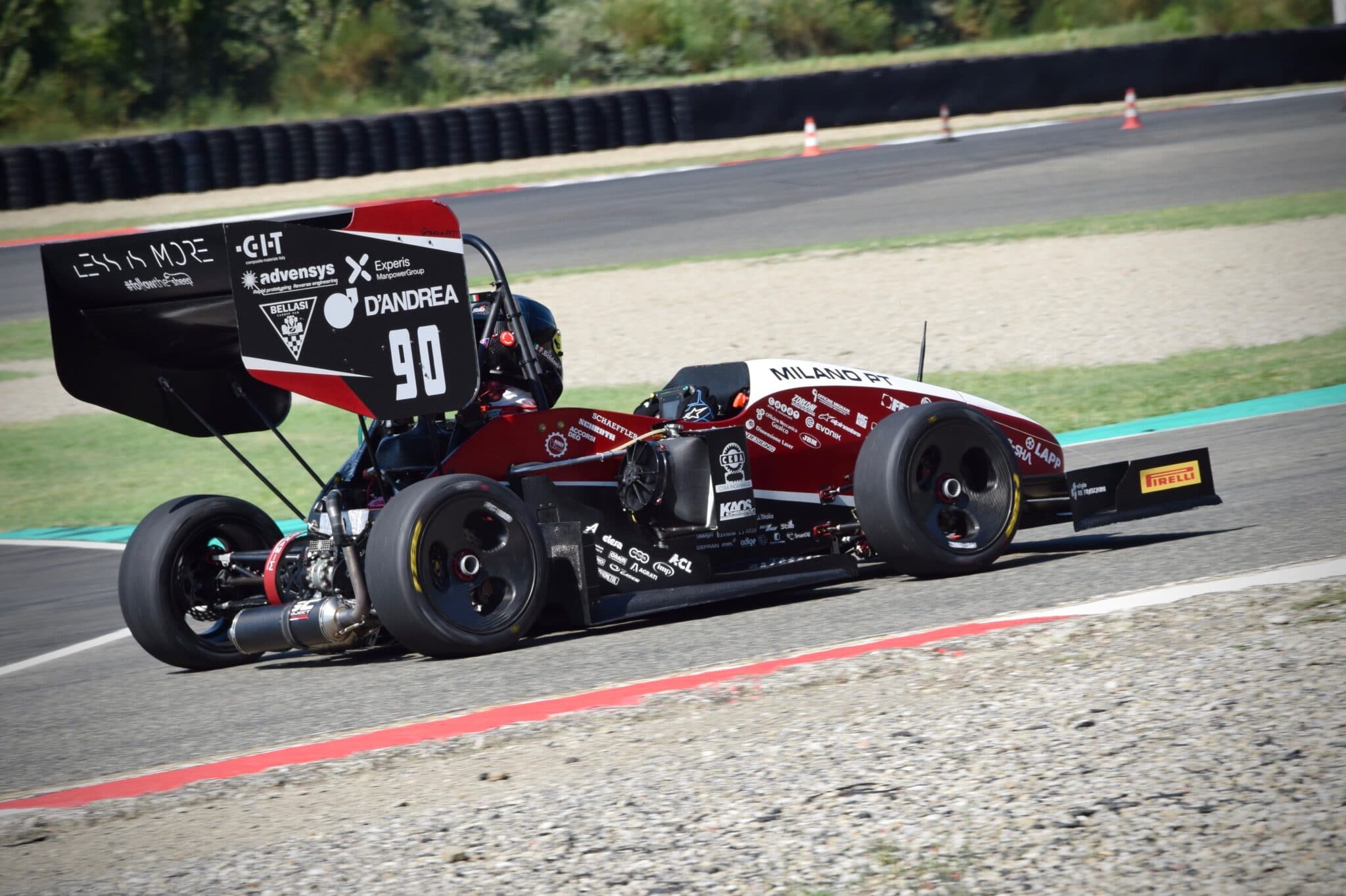 Prototipo della stagione 2019, denominato DP11, mentre compete nella tappa italiana "FSATA" (in cui vincerà nella sua categoria), equipaggiata con il modello di cerchioni "Full carbon" a tre razze.