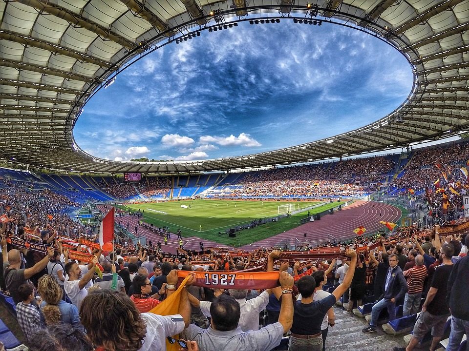 Lo stadio gremito