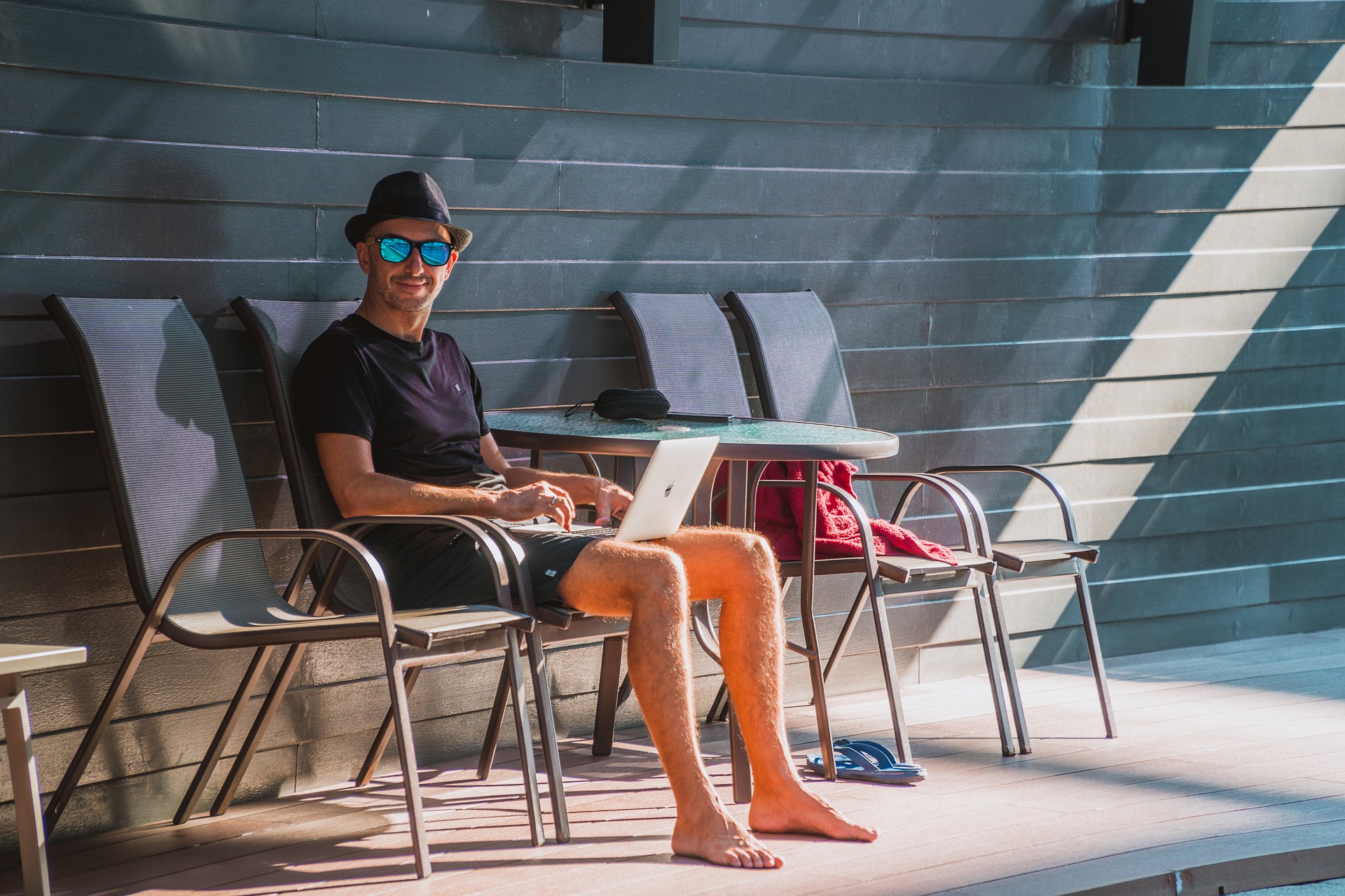 Uno smartworker a bordo piscina. Fonte: Pixabay