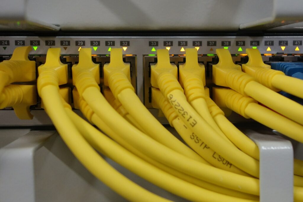 Optare per soluzioni a filo piuttosto che per tecnologie wireless può avere decise ripercussioni sul prezzo finale.