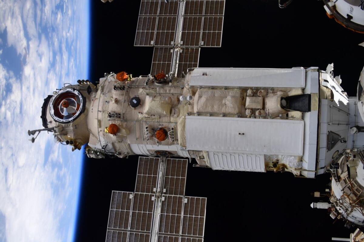 La ISS si allarga con il nuovo modulo scientifico Nauka, che rischia però di mandarla fuori rotta - 