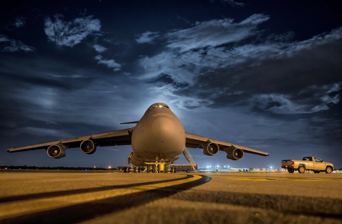 Un Boeing 777 entra in una tempesta di grandine subito dopo il decollo - 