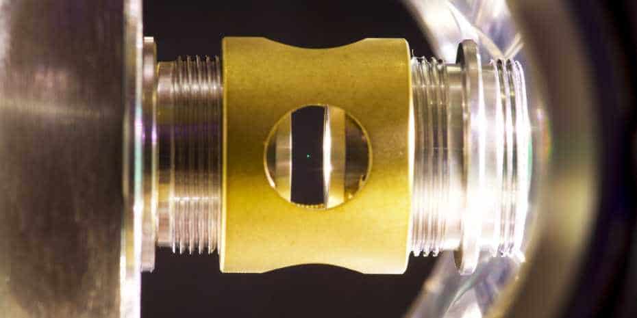 La nanosfera (puntino verde), levita sostenuta dal fascio laser. Credits: Eth Zurich