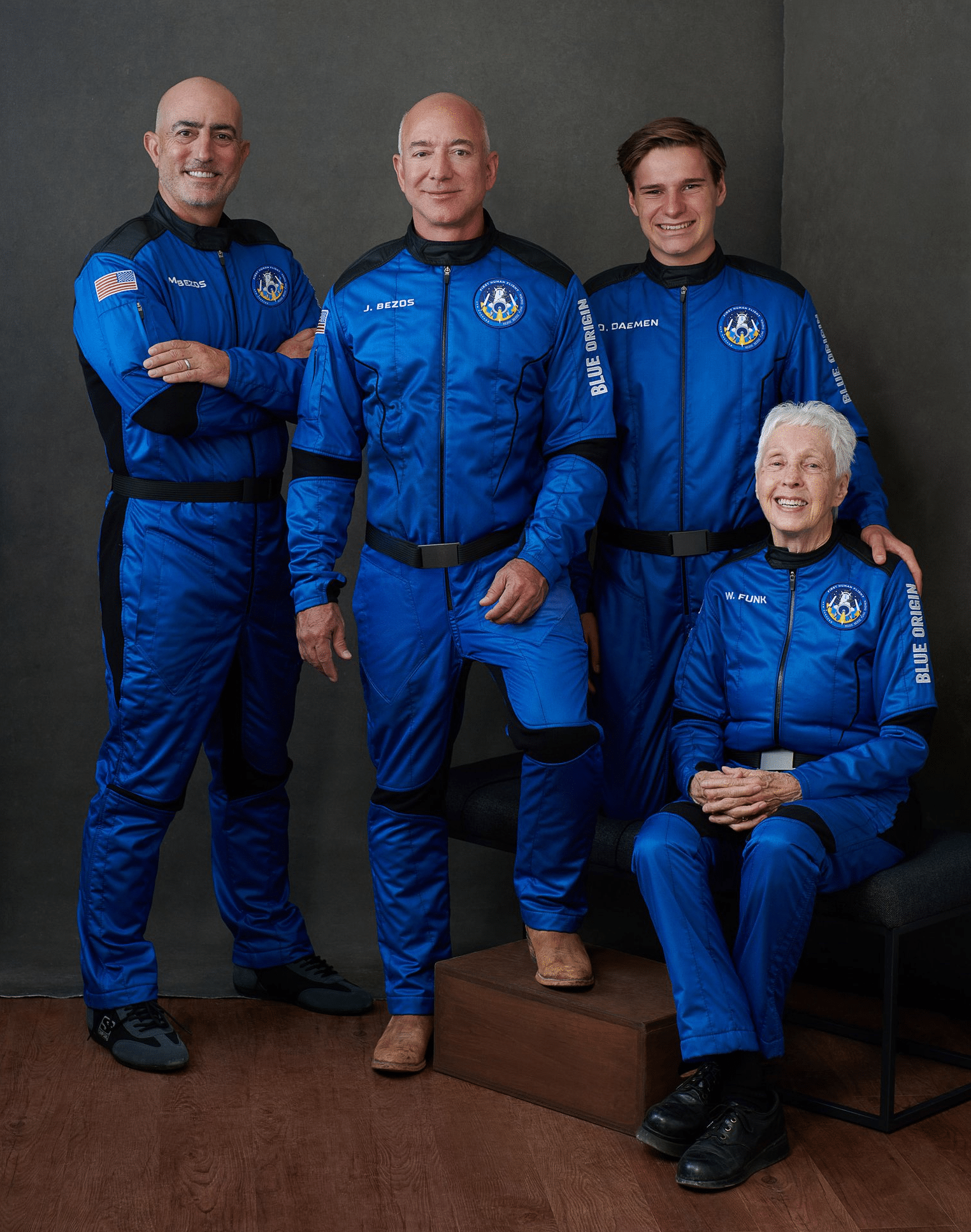 L'equipaggio della New Shepard di Blue Origin. Da sinistra a destra: Mark e Jeff Bezos, il 18enne Oliver Daemen, l'aviatrice Wally Funk. Crediti: Blue Origin.