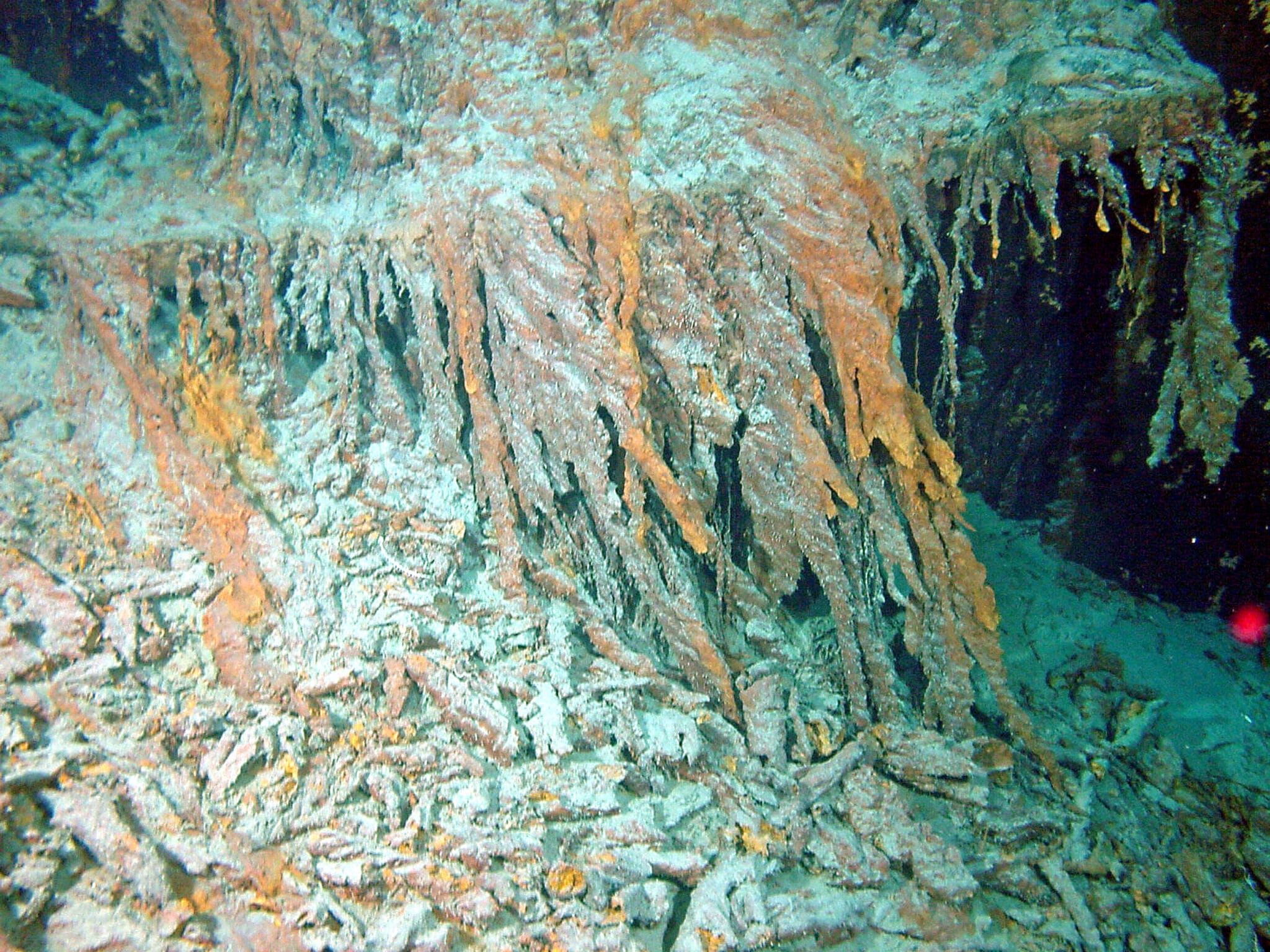 I rusticles: stalattiti di ruggine sul relitto del Titanic. Fonte: NOAA/Institute for Exploration/University of Rhode Island