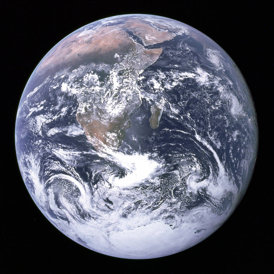The Blue Marble. Una delle fotografie più belle e iconiche del pianeta Terra, scattata dall'equipaggio della missione Apollo 17, durante il viaggio verso la Luna. La foto del pianeta, ben illuminato dal Sole, ritrae la sfericità della Terra dal mar Medite