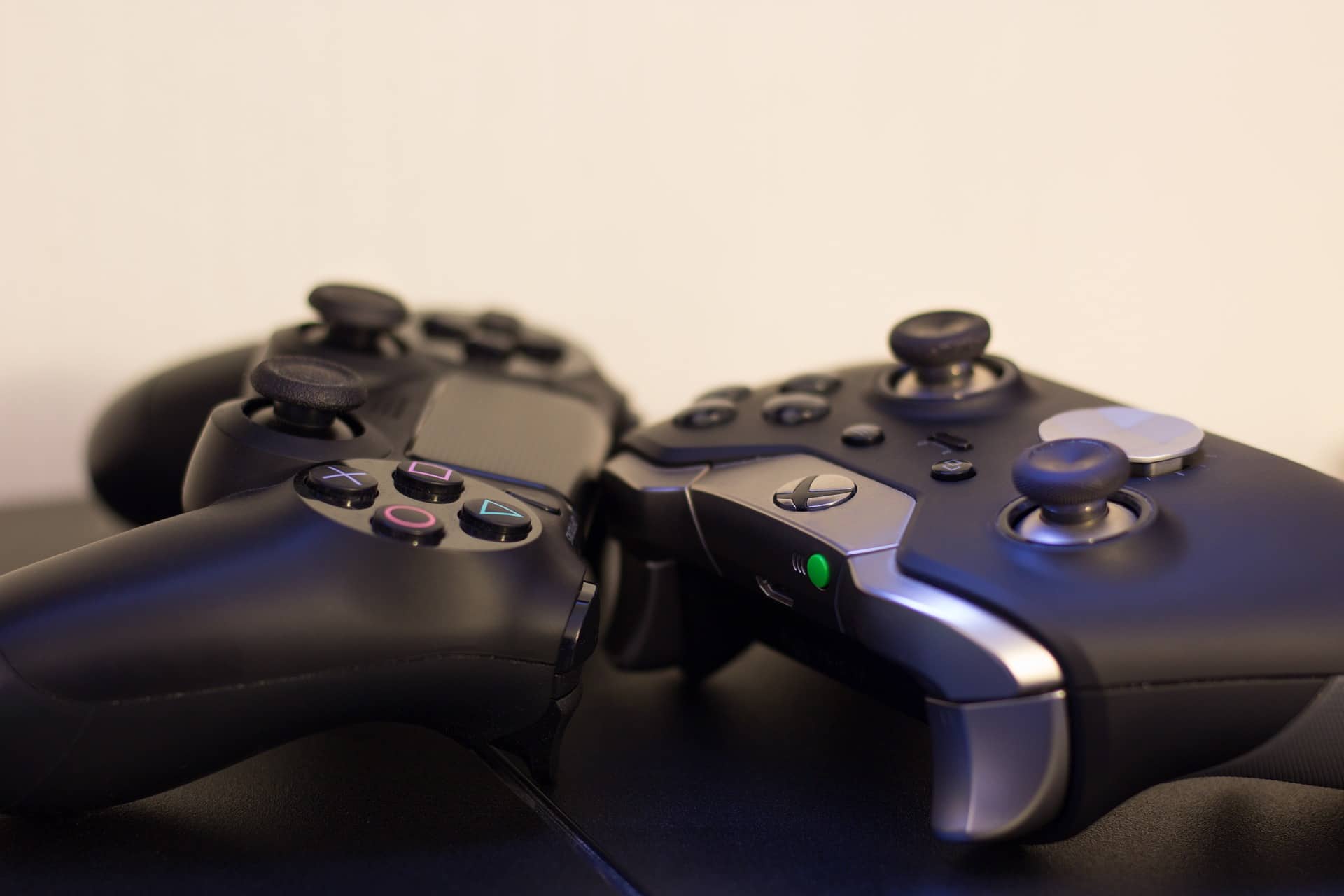 A sinistra, il controller ufficiale della Playstation 4 (Dual Shock 4) e a destra il controller di Xbox One
