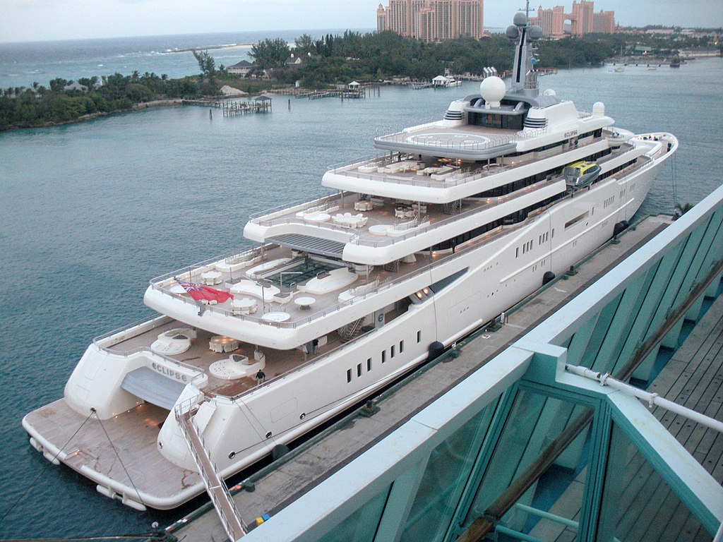 La MY Eclipse a Nassau, si notano un'elisuperficie e la piscina di 15 metri. Fonte: Wikimedia Commons