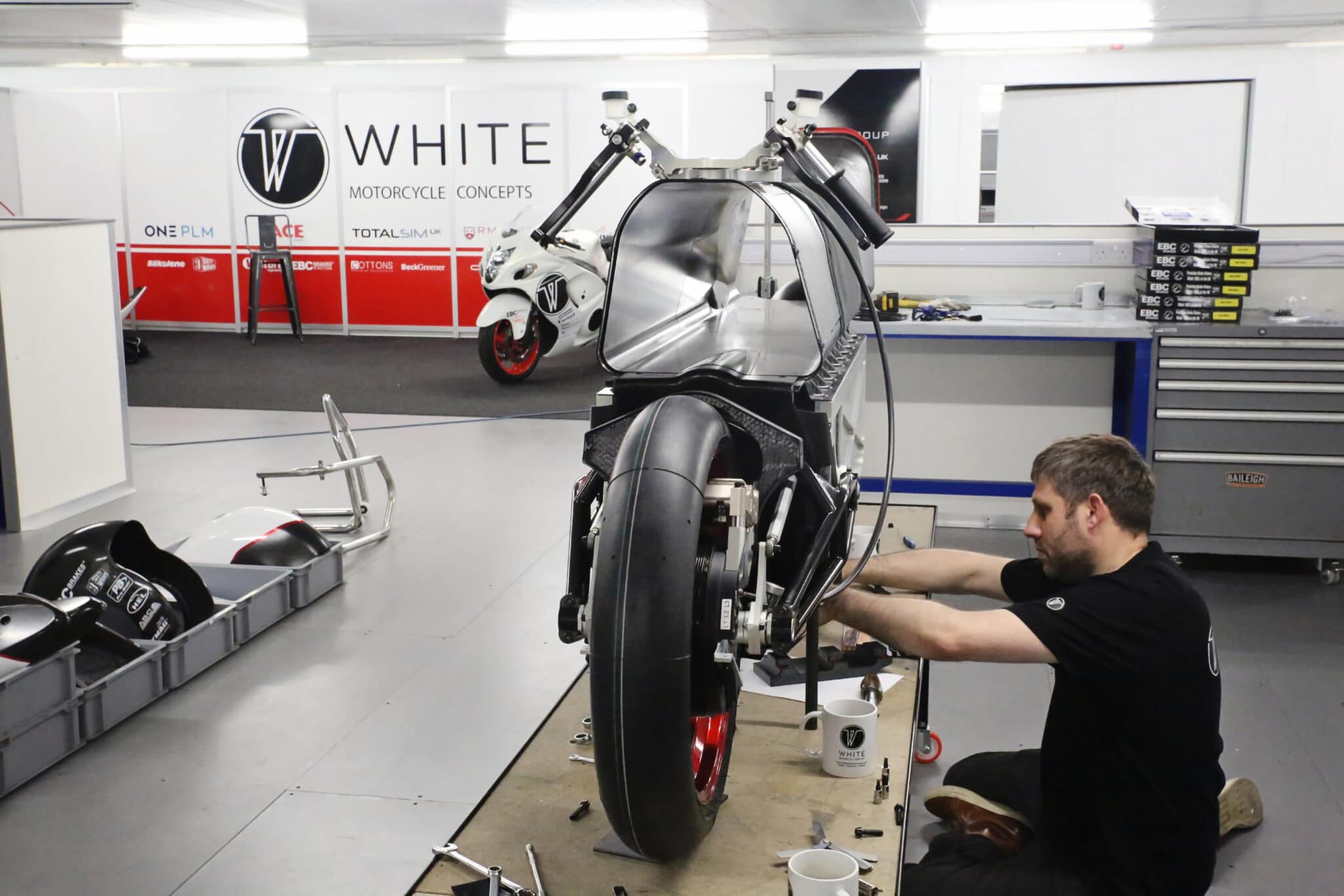 WMC250EV in fase di assemblaggio - Crediti immagine: Ufficio Stampa White Motorcycle Concepts