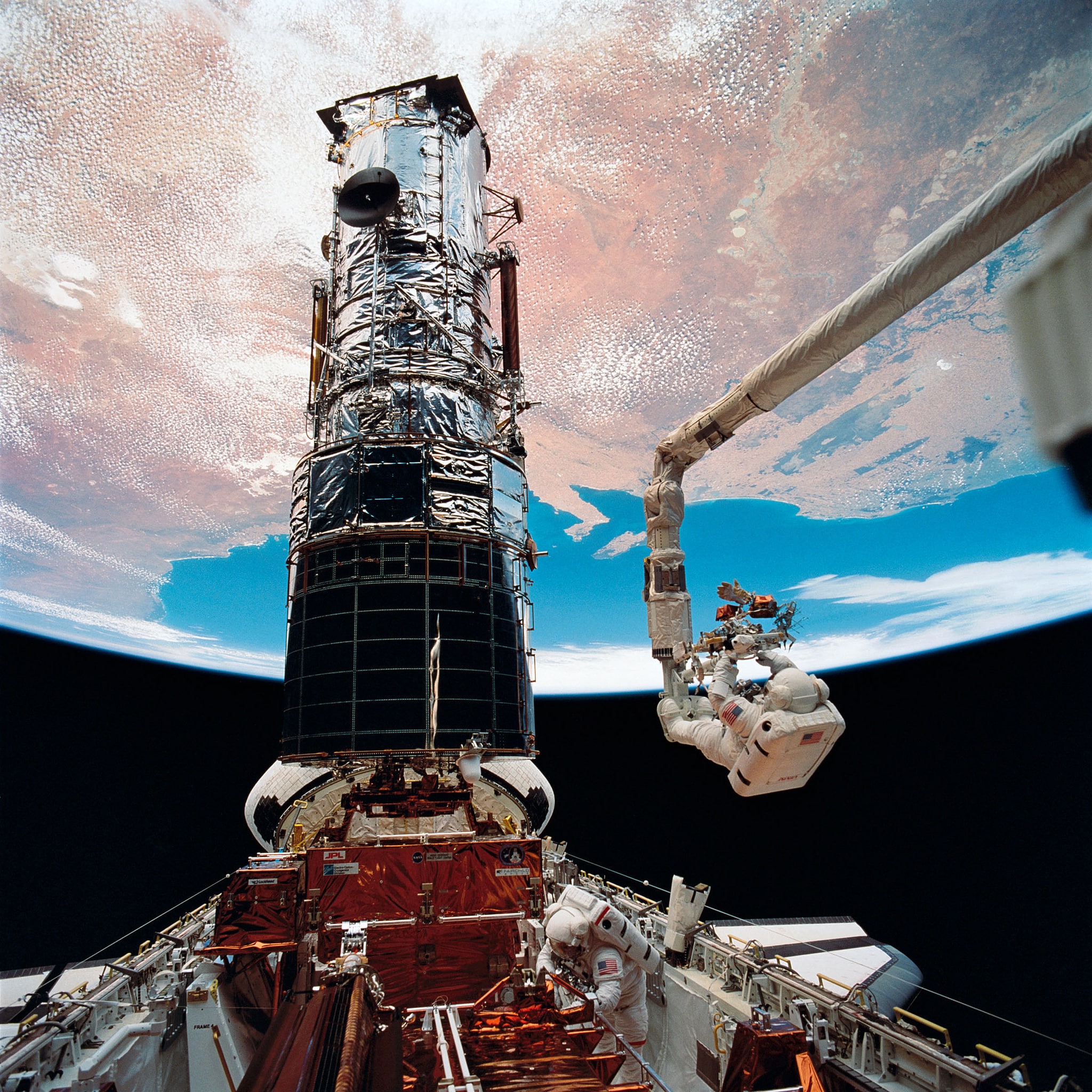 Astronauti al lavoro sul Telescopio Hubble. Credits: NASA