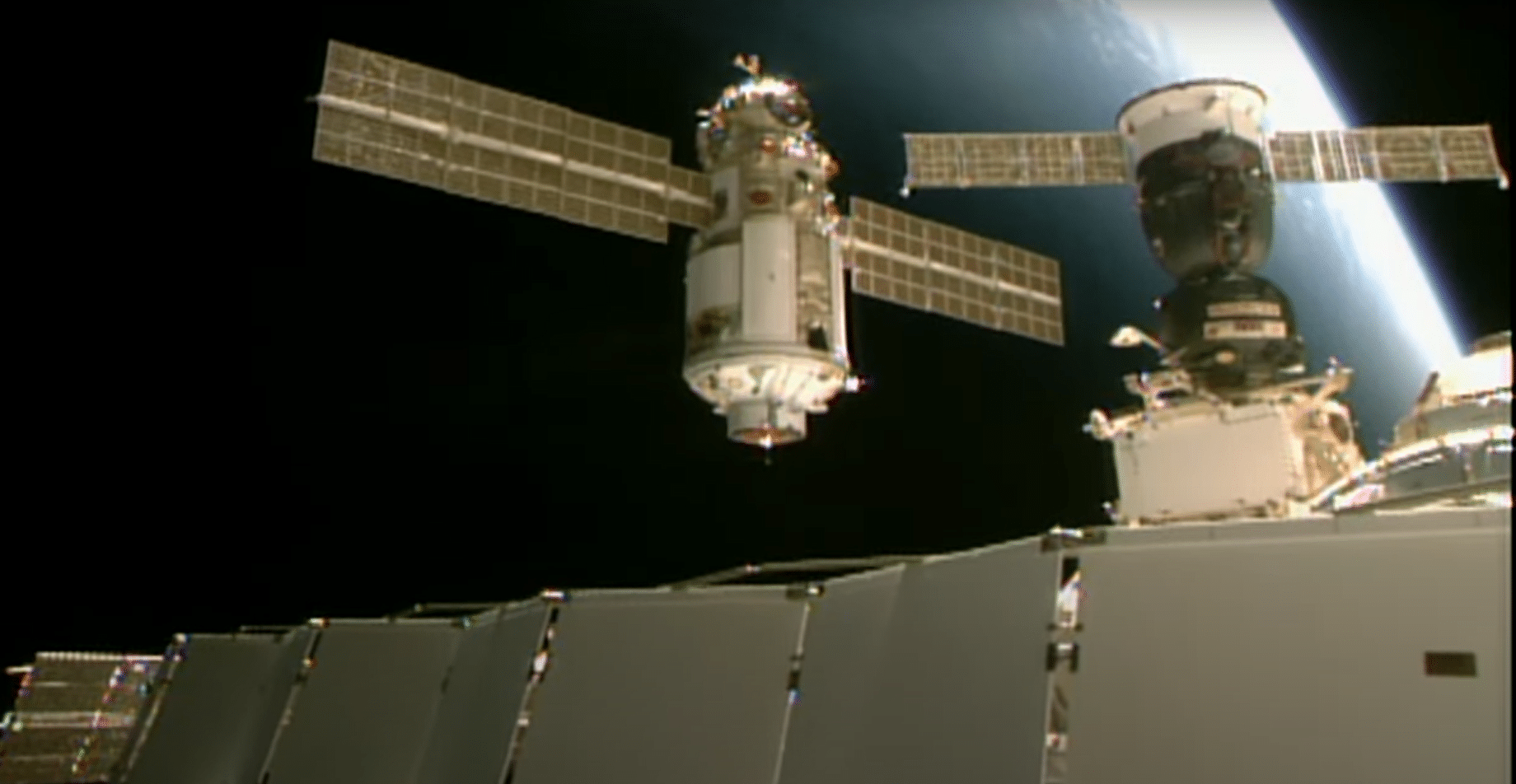 Il momento dell'attracco trasmesso in diretta da NASA e Roscosmos. Credits: NASA TV