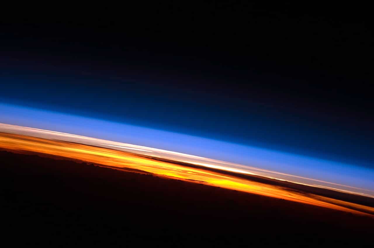 Sfumature dell'atmosfera terrestre durante un tramonto sull'oceano Indiano, foto scattata dalla ISS. Crediti: NASA.