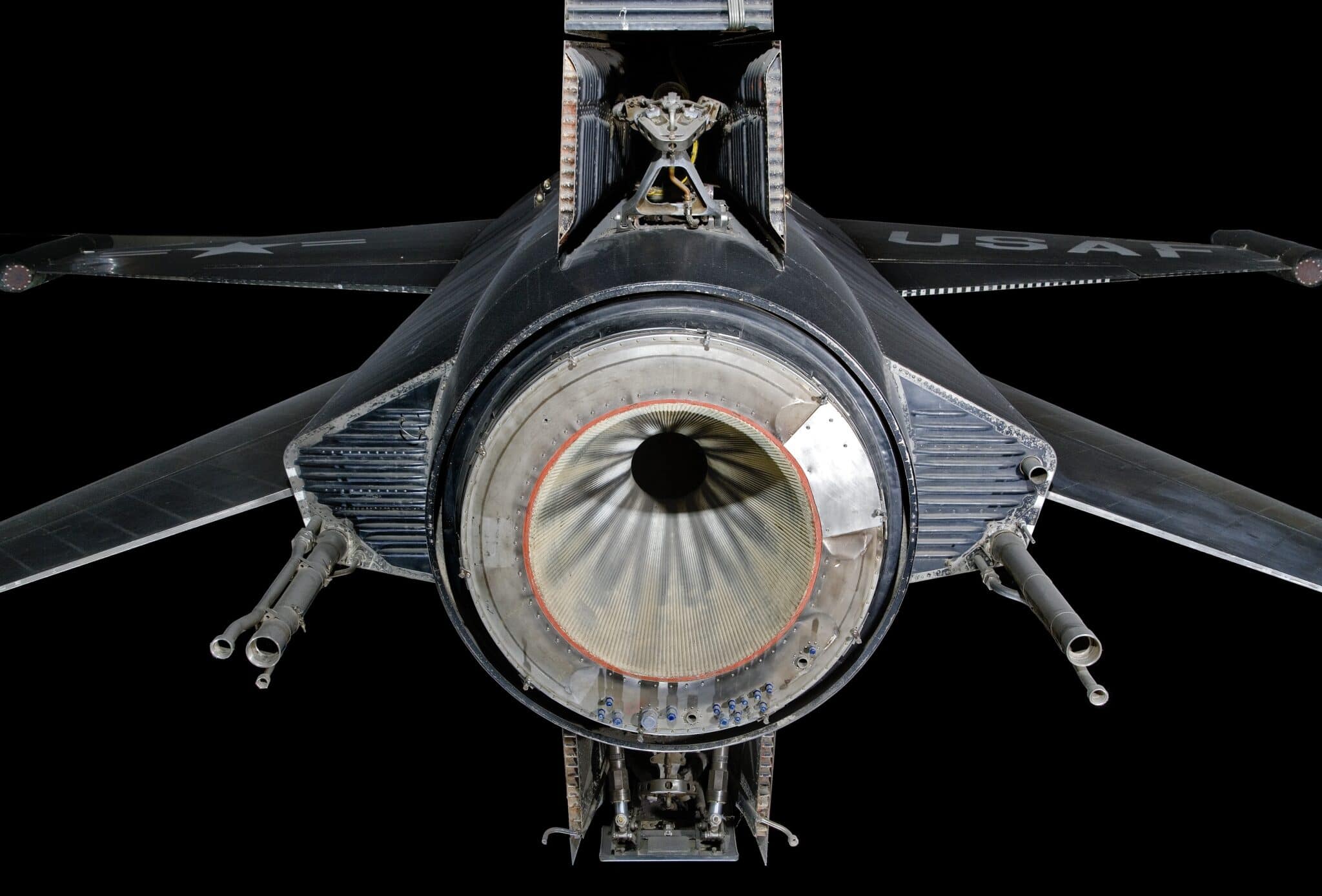 Vista posteriore del North American X-15, è possibile osservare in dettaglio l'ugello di uscita del Reaction Motor X-99, gli scarichi di uscita per le operazioni di jettison del propellente, la particolare geometria della trave di coda. Crediti: Smithsoni