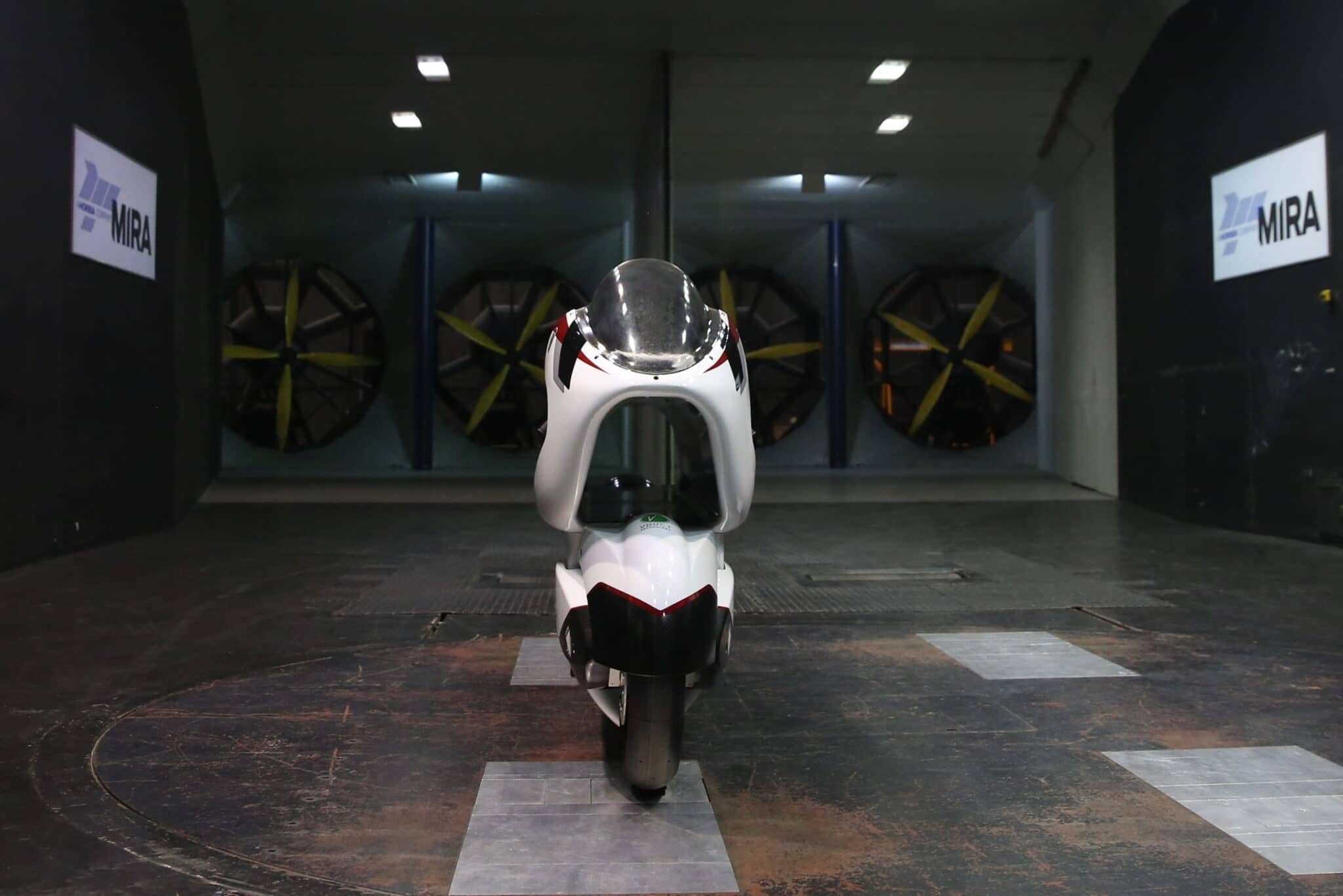 Vista frontale in cui si vede il condotto V-Air - Crediti immagine: Ufficio Stampa White Motorcycle Concepts
