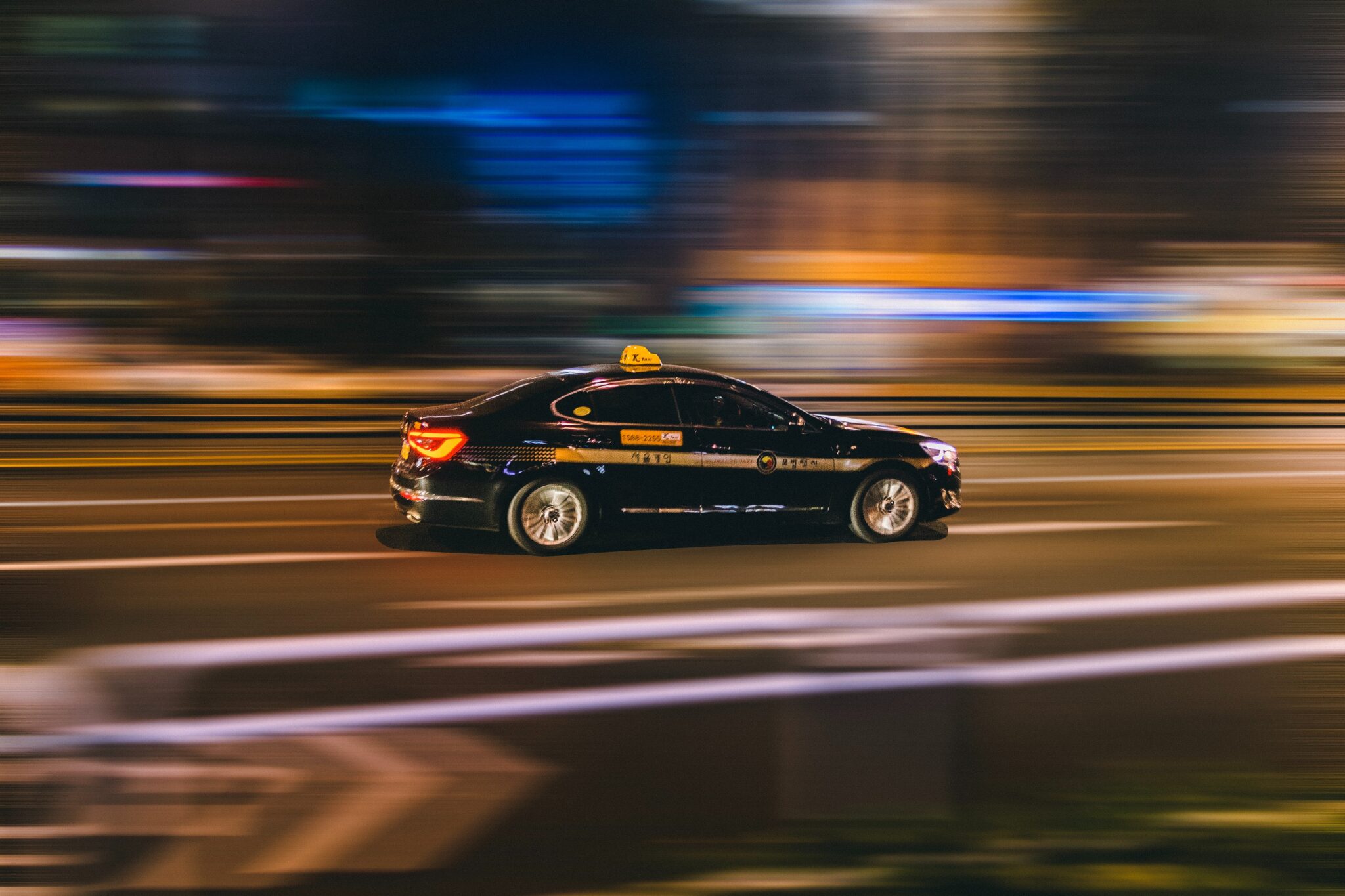 auto in movimento a grande velocità: in televisione entrerebbe in gioco l'effetto stroboscopico