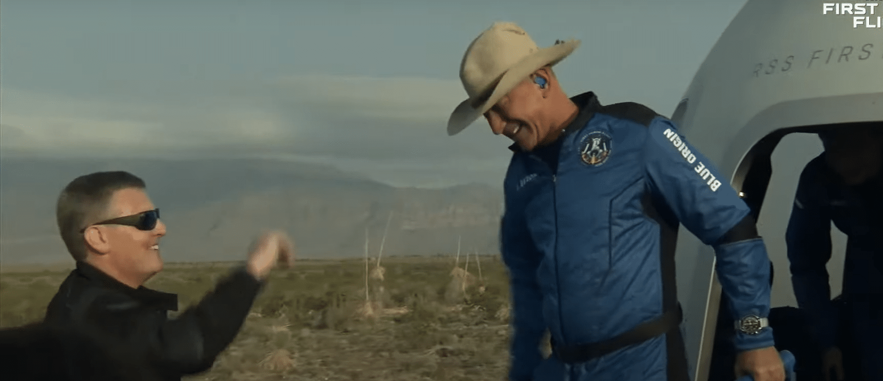 Jeff Bezos appena dopo l'atterraggio. Credits: Blue Origin