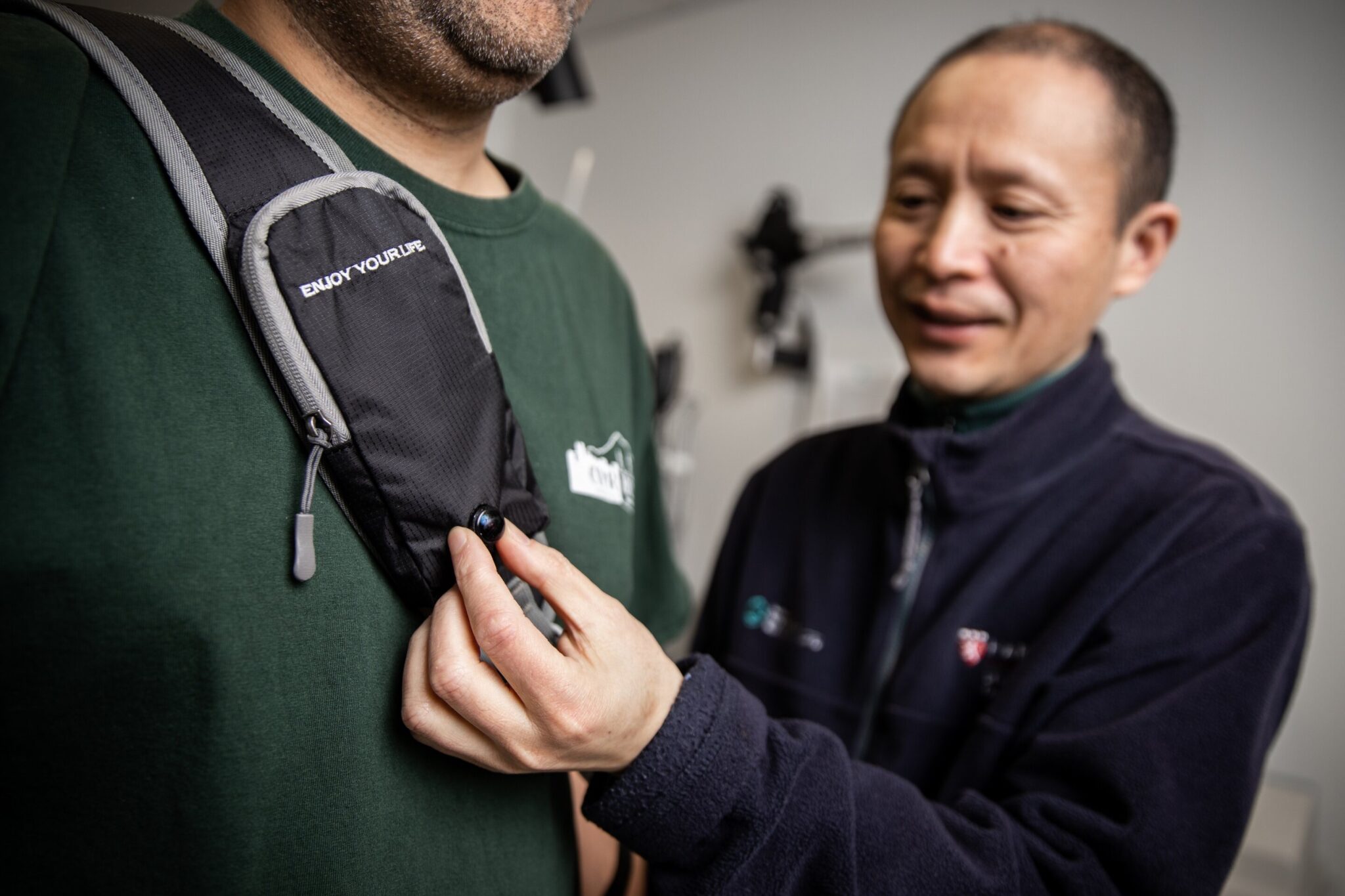 Gang Luo, PhD, mostra la fotocamera sul cinturino del dispositivo di collisione indossabile. La telecamera è collegata a un'unità di elaborazione che acquisisce immagini e analizza il rischio di collisione in base al movimento relativo degli oggetti in ar