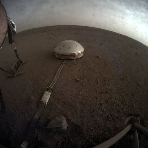 Il sismometro di InSight su Marte nell'aprile 2019. Credit: NASA/JPL