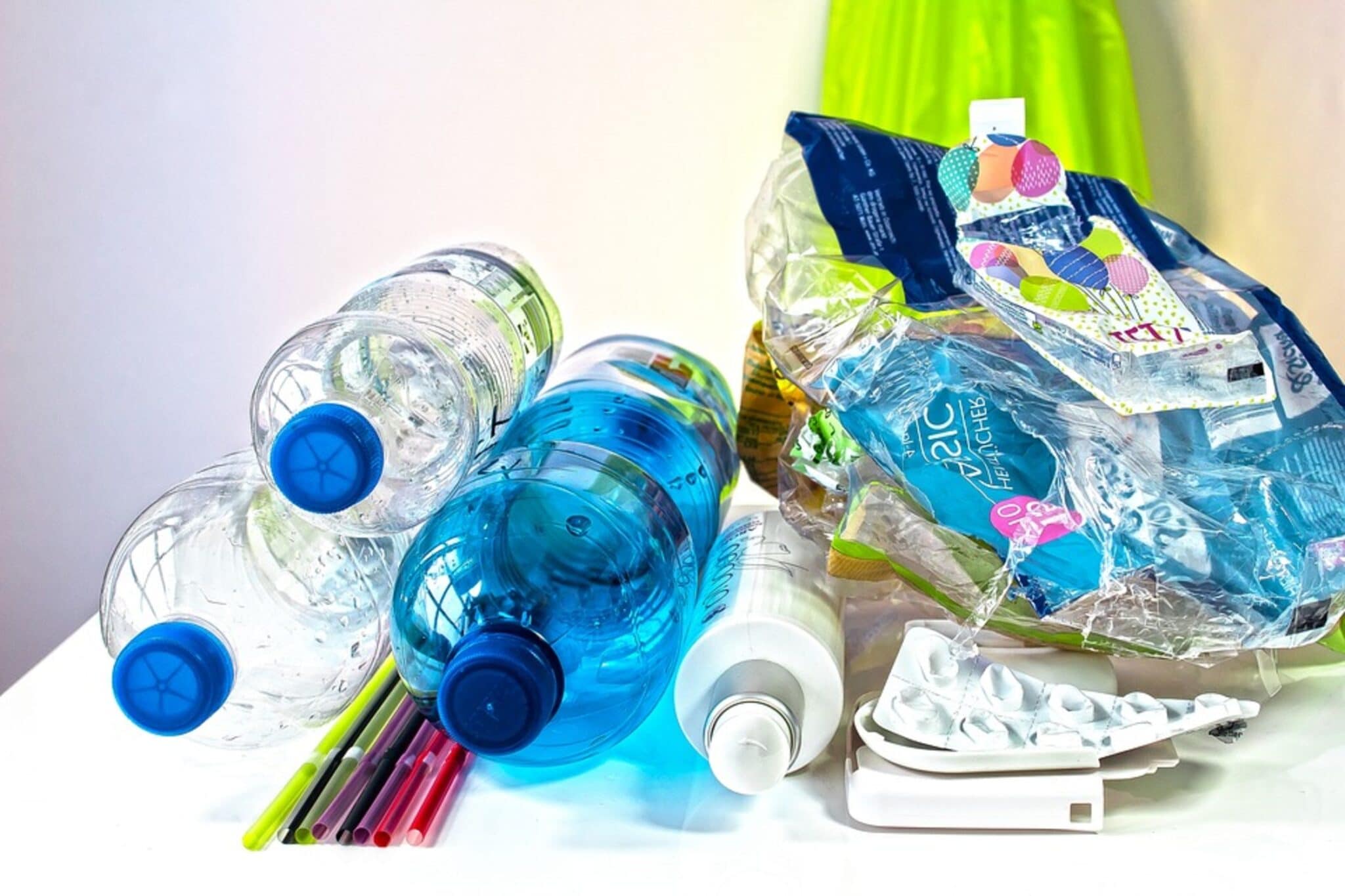 Addio alla plastica monouso: approvata la legge europea