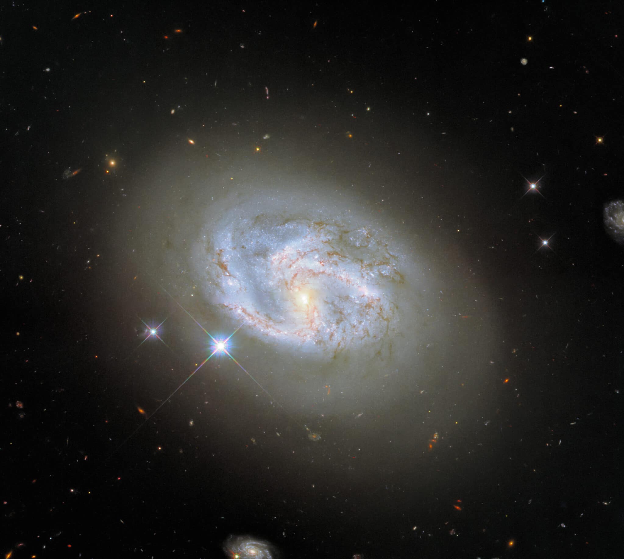 Immagine della galassia a spirale NGC 4680 catturata da Hubble con la Wide Field Camera 3. Credits: NASA