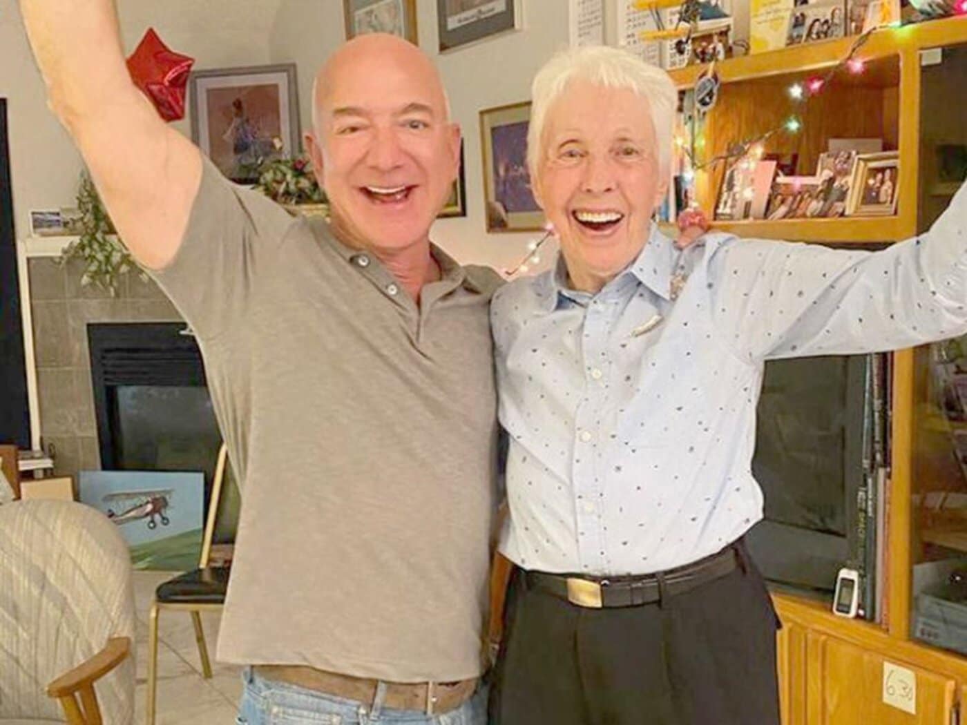Jeff Bezos e Wally Funk. Credit: profilo Instagram di Jeff Bezos