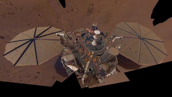 Un selfie realizzato da InSight, un mosaico di 14 immagini scattate a marzo e aprile 2019.Credit: NASA/JPL-Caltech