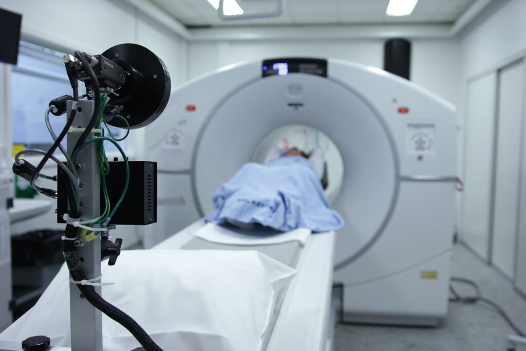 Un sistema di Tomografia Computerizzata è spesso collegato in rete agli altri reparti così da poter scambiare le immagini in modo più rapido ma con quali rischi nel caso di sistemi operativi non aggiornati?