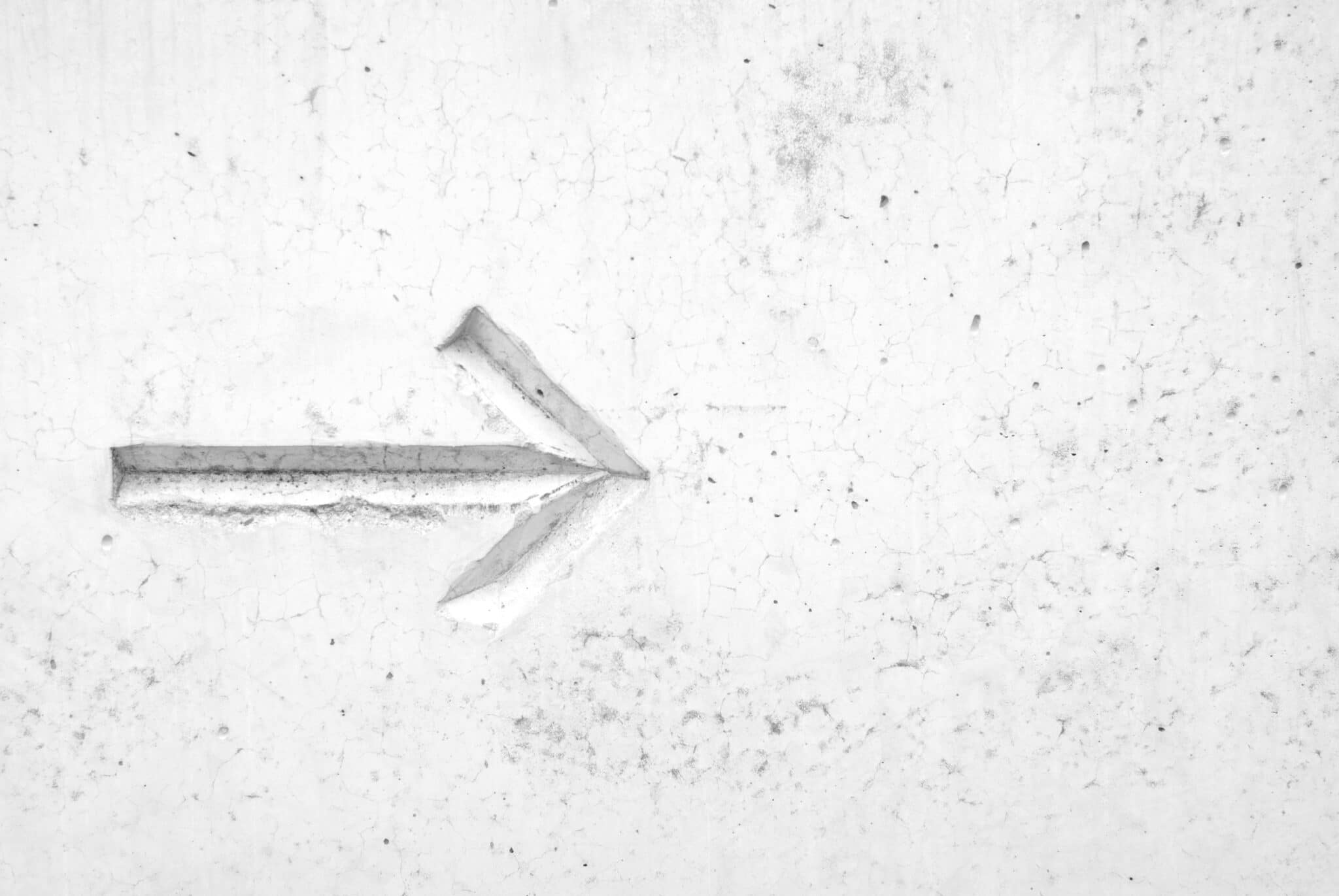 matematicamente la variabile tempo è simmetrica, eppure noi ne percepiamo lo scorrere unidirezionale