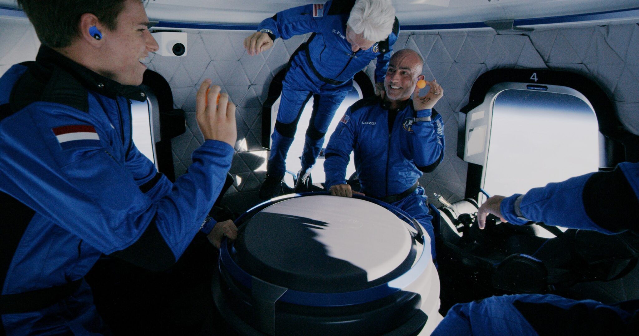 L'equipaggio della Blue Origin nella capsula a zero gravità. Credits: Blue Origin