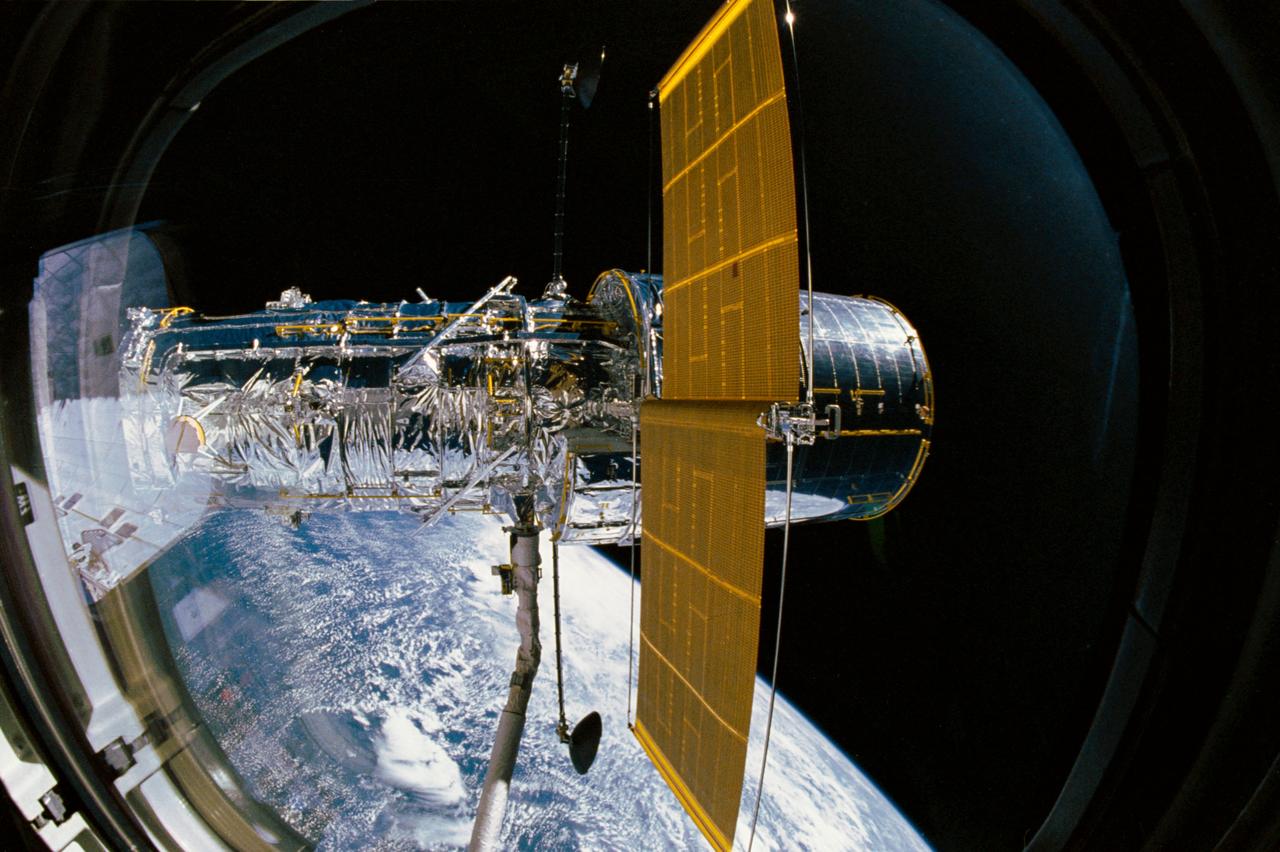 Il Telescopio Hubble nelle prime fasi di volo, appena liberato dalla stiva dello Space Shuttle Discovery, nel 1990. Credits: NASA